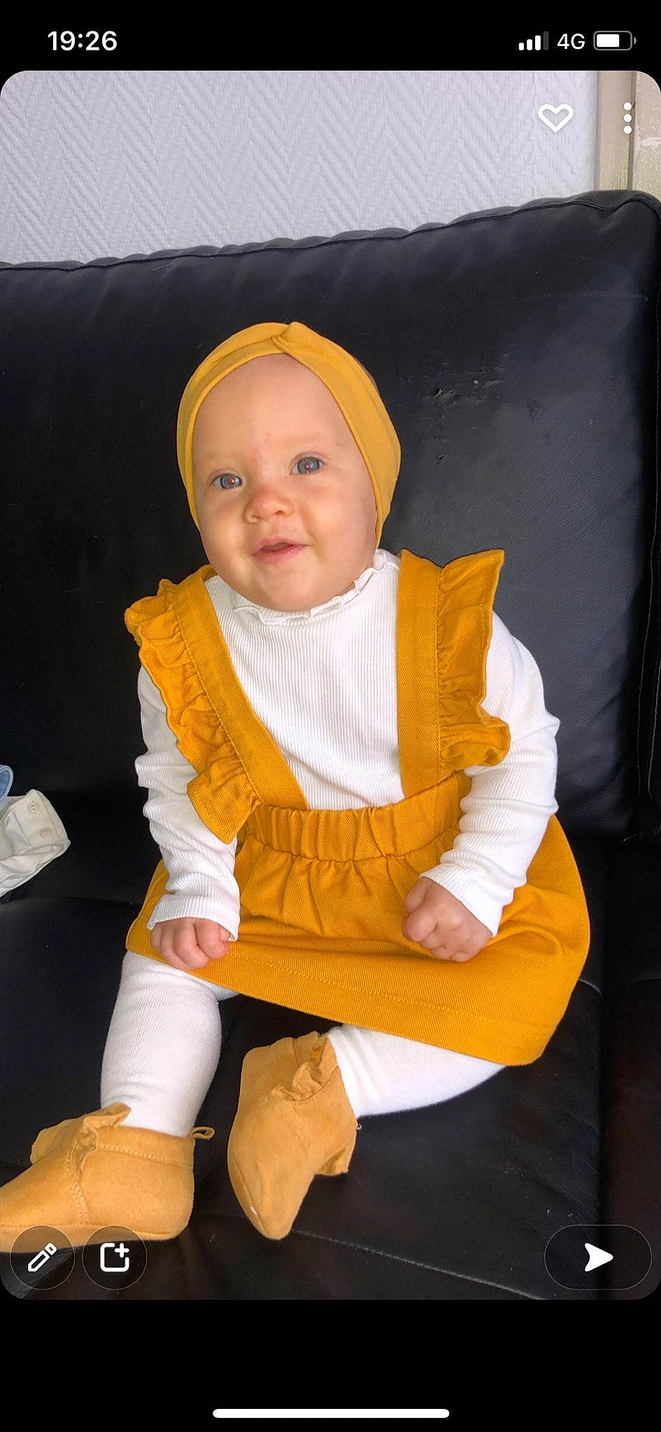 élona participe au concours pour gagner de l'argent avec cette photo : baby, baby_toddler_clothing, chair, cheek, child, comfort, costume, face, facial_expression, glove, human_body, lap, leg, person, personal_protective_equipment, sitting, skin, sleeve, smile, thumb