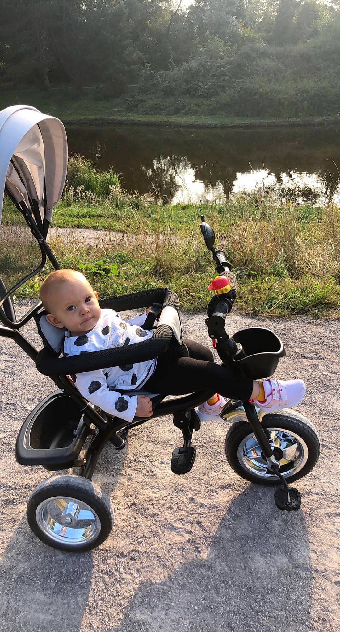 élona a rejoint le concours — aidez-le/la à gagner de superbes lots ! auto_part, automotive_tire, automotive_wheel_system, baby, baby_carriage, baby_products, bicycle, bicycle_accessory, bicycle_tire, comfort, electric_blue, person, plant, rim, rolling, spoke, tire, toddler, vehicle, wheel