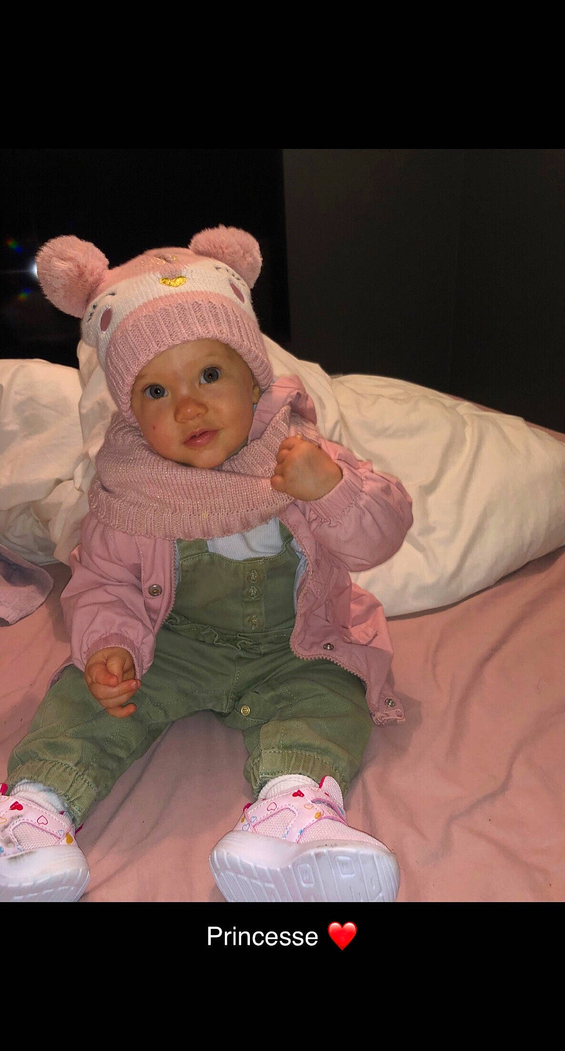 élona a rejoint le concours — aidez-le/la à gagner de superbes lots ! art, baby, baby_toddler_clothing, cheek, child, comfort, event, eye, fun, fur, happy, headwear, lap, person, pink, room, sitting, smile, toddler