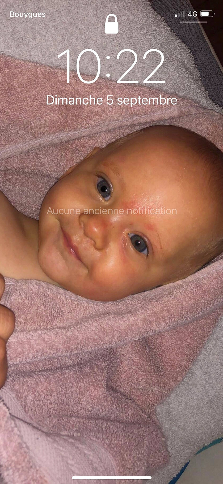 élona a rejoint le concours — aidez-le/la à gagner de superbes lots ! baby, cap, cheek, chin, eyebrow, eyelash, face, finger, forehead, gesture, happy, iris, joy, lip, mammal, mouth, nose, person, skin, smile