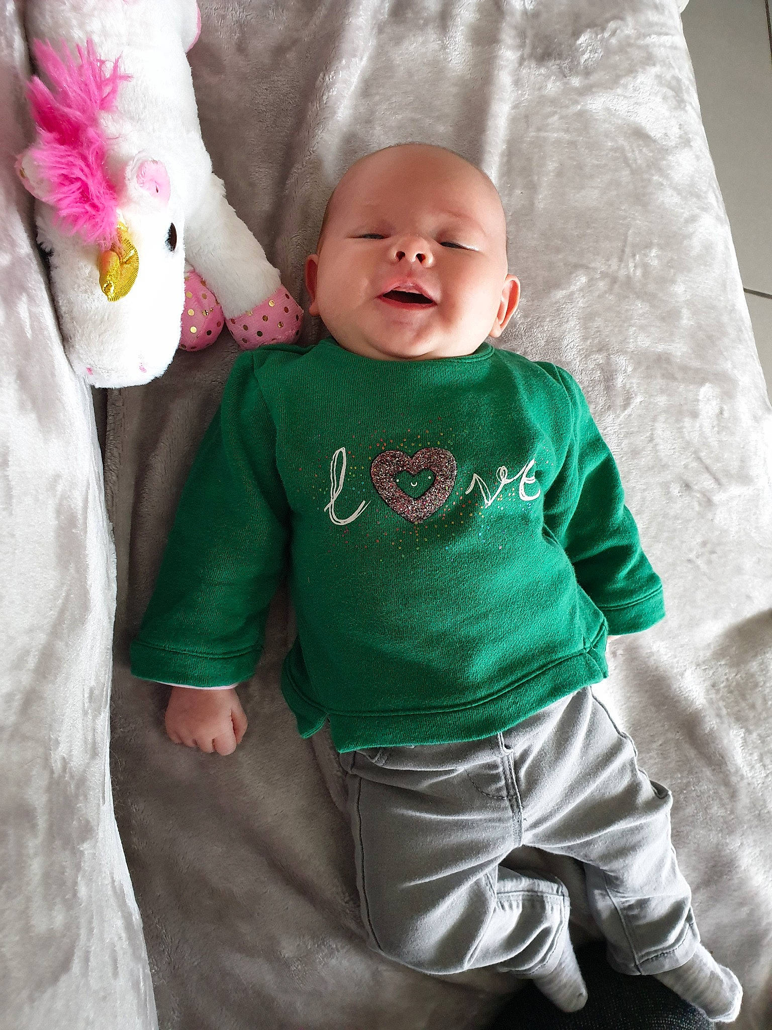Eline participe au concours pour gagner de l'argent avec cette photo : arm, baby, baby_toddler_clothing, child, green, outerwear, pajamas, person, sleeve, smile, t_shirt, textile, toddler