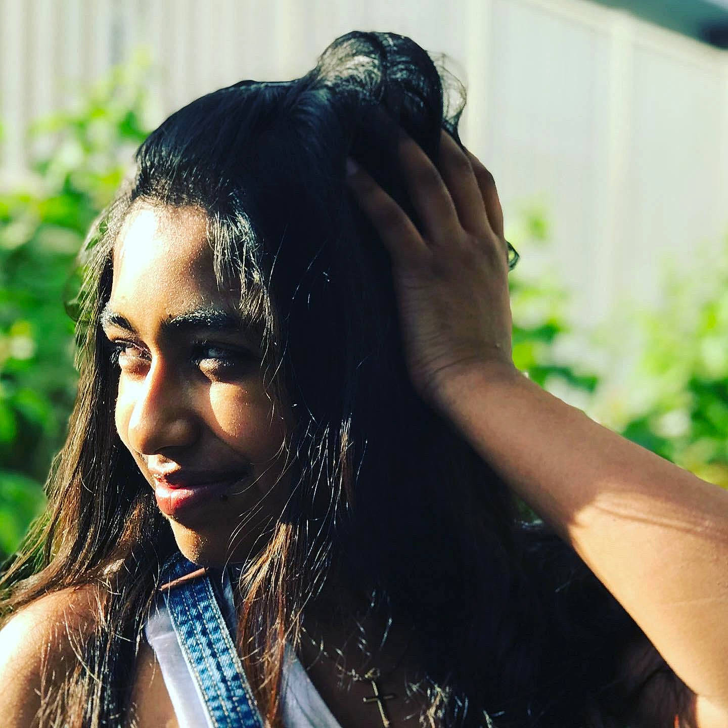 Jennifer a rejoint le concours — aidez-le/la à gagner de superbes lots ! adaptation, beauty, black, black_hair, cool, eye, forehead, grass, hair, hairstyle, hand, human, lip, long_hair, model, person, photo_shoot, photography, skin, smile