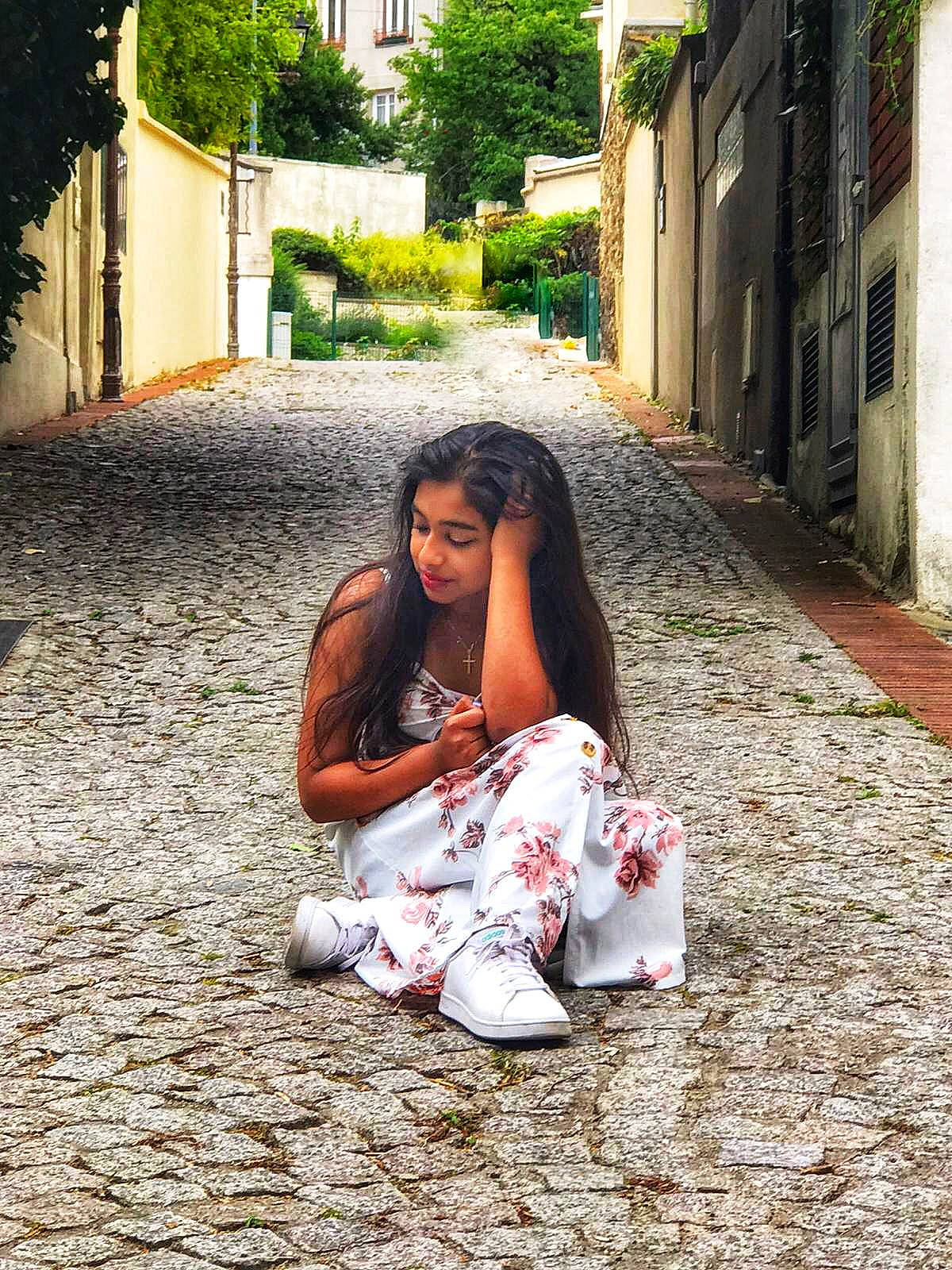 Jennifer participe au concours pour gagner de l'argent avec cette photo : beauty, black_hair, child, dress, fun, grass, leisure, person, photograph, photography, plant, sitting, smile, snapshot, street, summer, tree, vacation