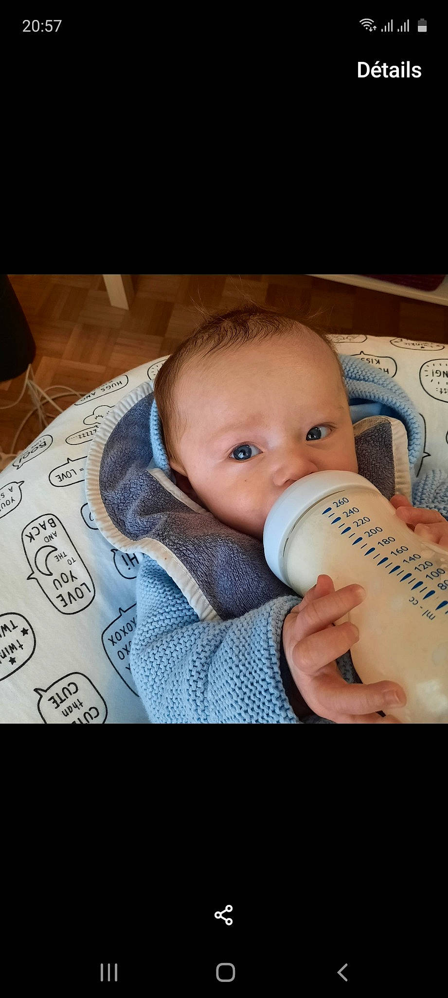 Vincenzo a rejoint le concours — aidez-le/la à gagner de superbes lots ! baby, baby_bottle, baby_products, baby_toddler_clothing, cheek, child, comfort, drink, drinking, drinkware, eyebrow, eyelash, happy, linens, nail, person, plastic_bottle, sitting, skin, thumb
