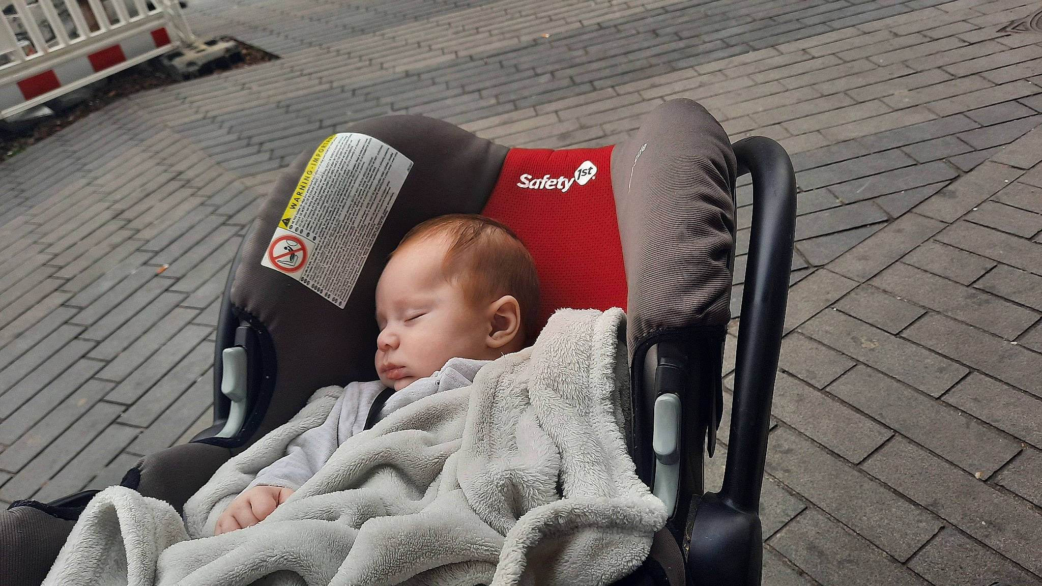 Vincenzo a rejoint le concours — aidez-le/la à gagner de superbes lots ! audio_equipment, auto_part, automotive_design, automotive_tire, baby, baby_carriage, baby_products, baby_safety, baby_sleeping, baby_toddler_clothing, car_seat, child, comfort, grass, motor_vehicle, nap, person, sitting, steering_wheel, toddler