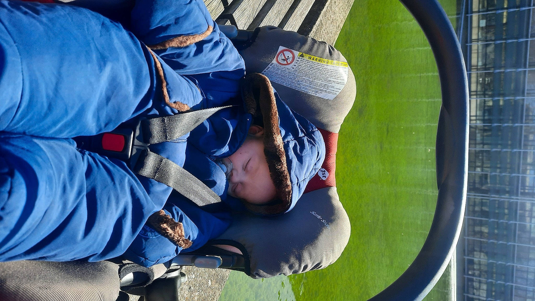 Vincenzo a rejoint le concours — aidez-le/la à gagner de superbes lots ! baby, baby_products, baseball_cap, cap, child, circle, comfort, electric_blue, fun, grass, hat, leisure, person, product, recreation, sitting, sunglasses, toddler, tree, winter