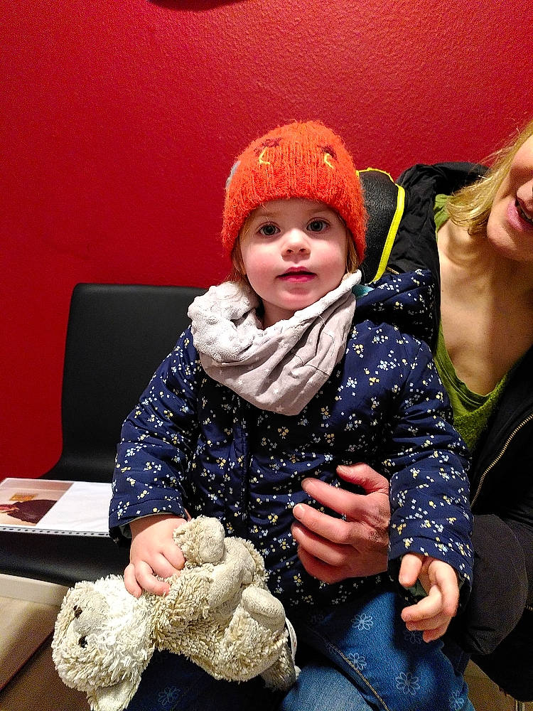 Melinda a rejoint le concours — aidez-le/la à gagner de superbes lots ! baby, baby_toddler_clothing, beanie, cap, cheek, child, comfort, cool, face, fun, fur, happy, headwear, knit_cap, lap, organ, pattern, person, sitting, toddler