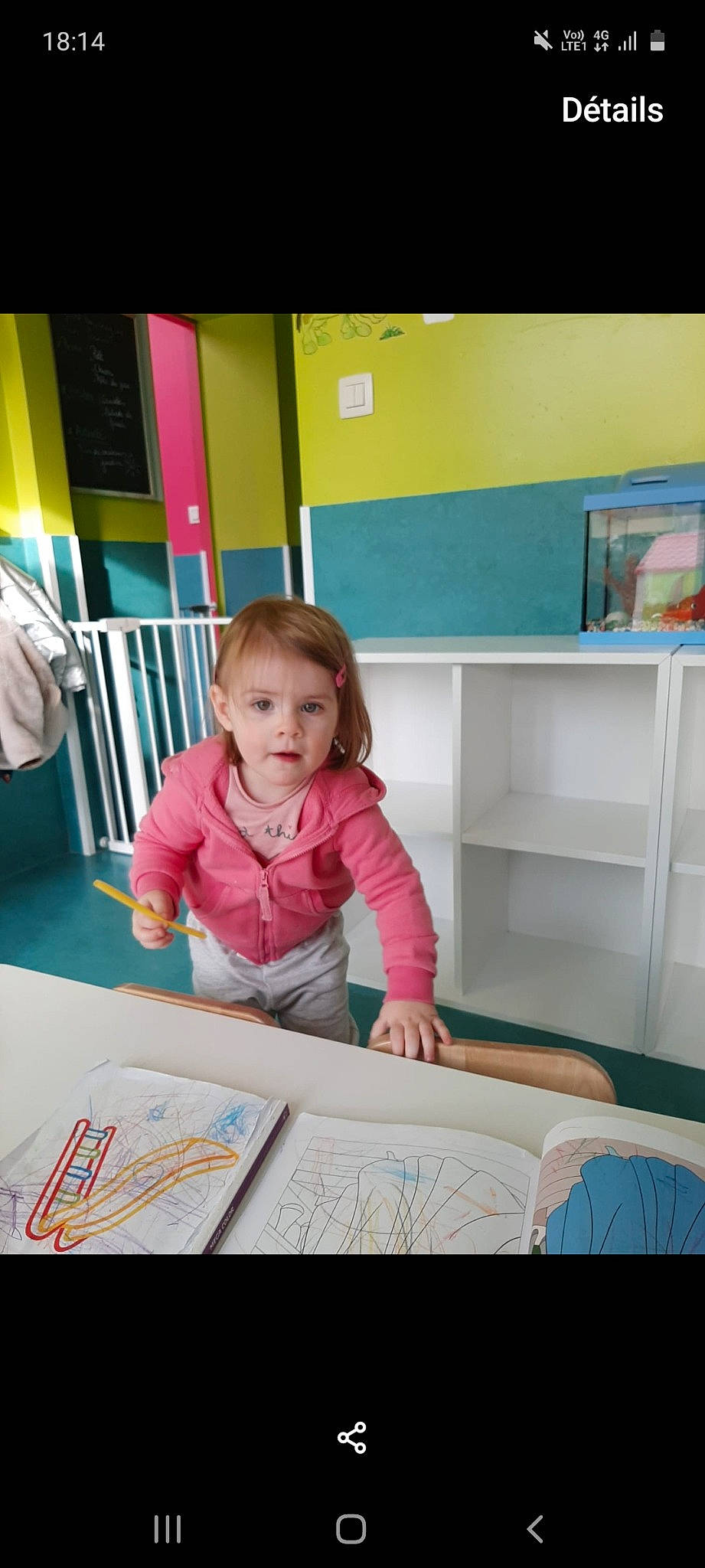 Melinda a rejoint le concours — aidez-le/la à gagner de superbes lots ! chair, child, child_art, education, flooring, fun, house, leisure, magenta, person, play, room, shelf, shelving, sitting, t_shirt, table, toddler, visual_arts, window