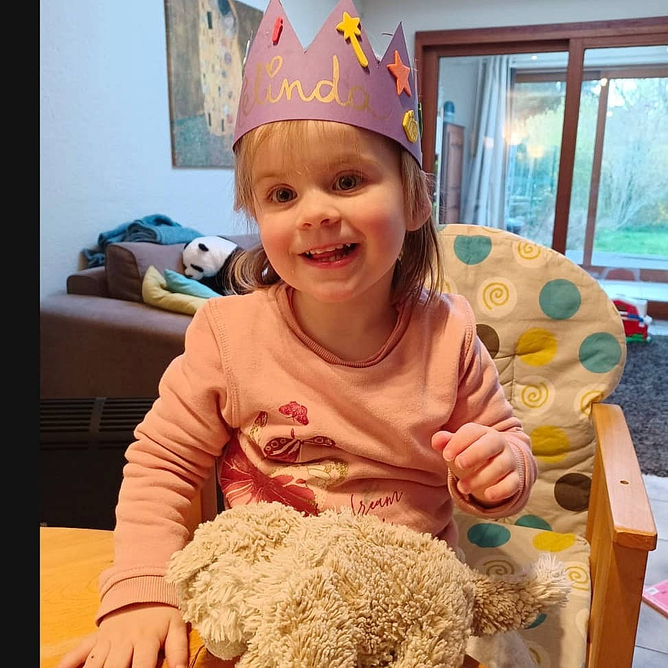 Melinda a rejoint le concours — aidez-le/la à gagner de superbes lots ! baby_toddler_clothing, birthday, cap, chair, child, costume_hat, event, fun, happy, headgear, headwear, joy, organ, party_hat, party_supply, person, picture_frame, room, skin, smile