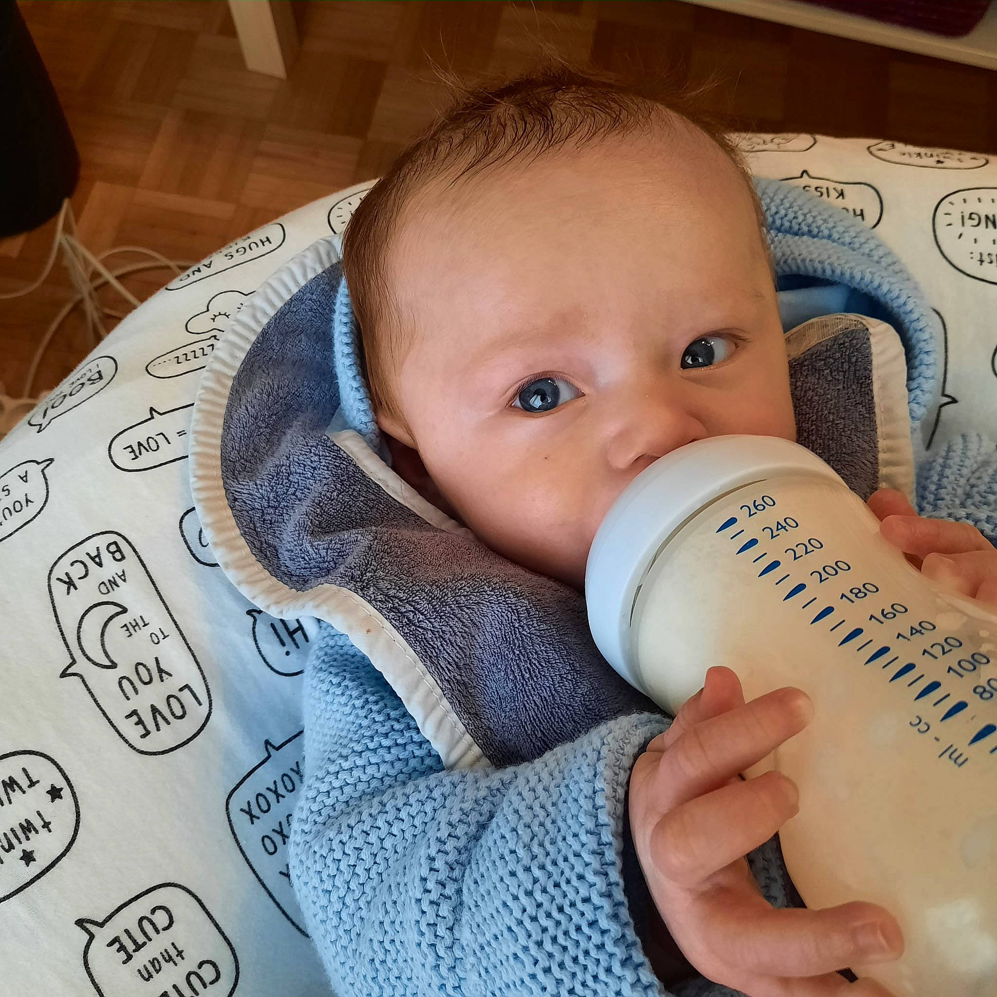 Vincenzo a rejoint le concours — aidez-le/la à gagner de superbes lots ! baby, baby_products, baby_toddler_clothing, bottle, cheek, child, chin, comfort, drinkware, eyelash, face, facial_expression, hairstyle, head, infant_formula, nose, person, plant_milk, plastic_bottle, skin