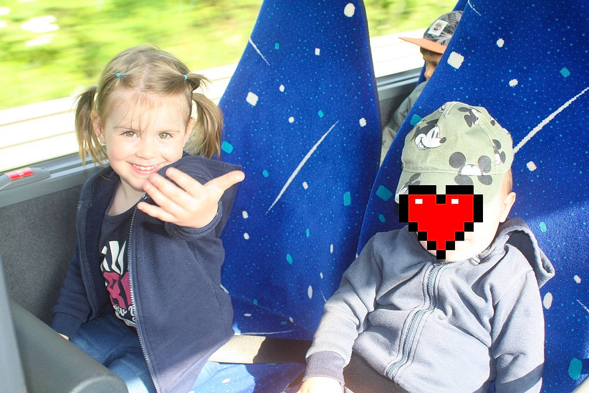 Mélinda participe au concours pour gagner de l'argent avec cette photo : carmine, child, electric_blue, event, family_car, flag_of_the_united_states, fun, gesture, grass, happy, joy, leisure, motor_vehicle, person, personal_protective_equipment, recreation, sitting, smile, t_shirt, toddler