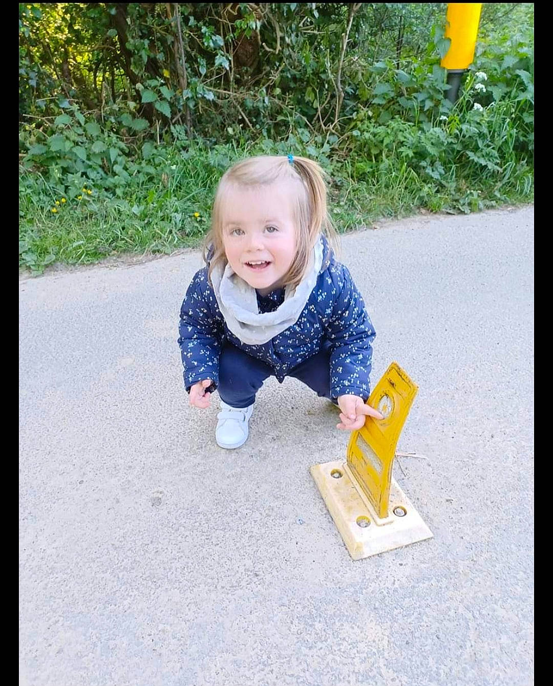 Mélinda participe au concours pour gagner de l'argent avec cette photo : asphalt, baby, baby_toddler_clothing, child, electric_blue, fun, grass, happy, joy, leisure, people_in_nature, person, plant, play, public_space, recreation, rectangle, road_surface, sitting, smile