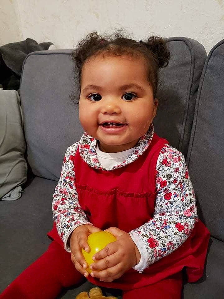 Rose a rejoint le concours — aidez-le/la à gagner de superbes lots ! baby, baby_toddler_clothing, beauty, cheek, child, comfort, eye, fun, hairstyle, happy, head, iris, nose, person, sitting, skin, smile, toddler, toy