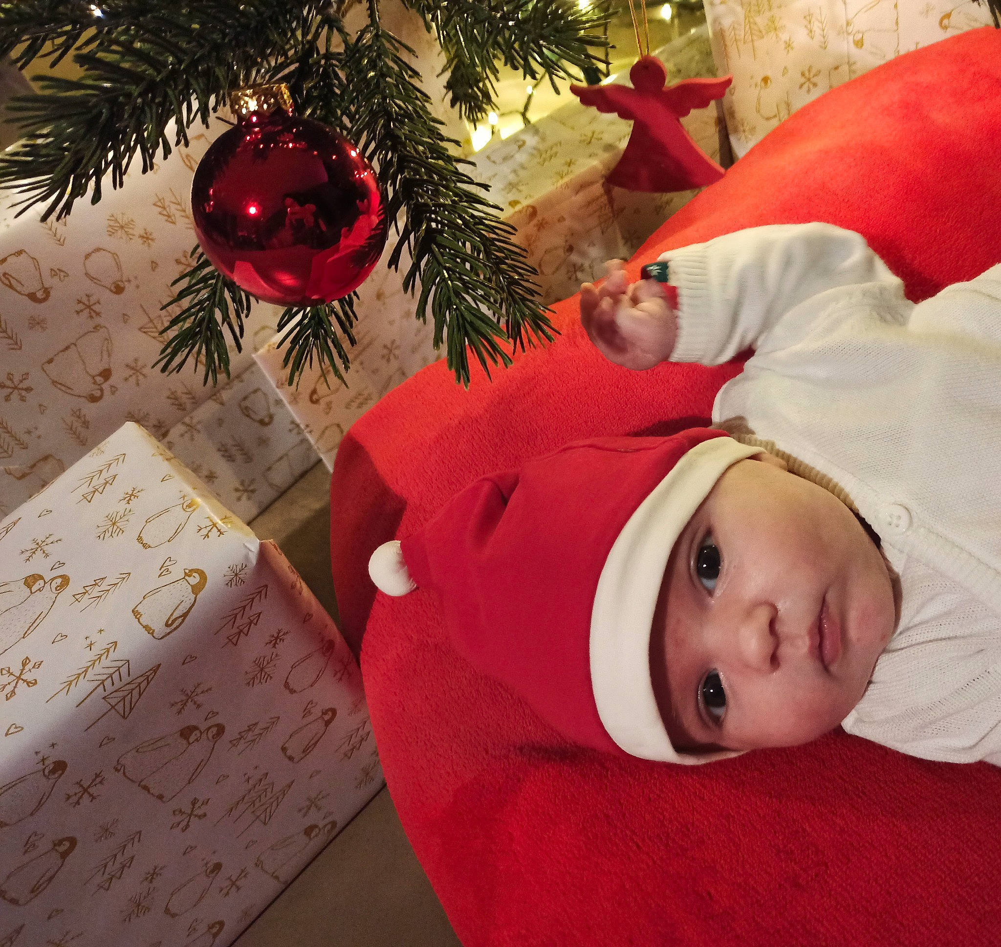 Charlotte participe au concours pour gagner de l'argent avec cette photo : beauty, christmas, christmas_decoration, christmas_eve, christmas_ornament, christmas_tree, comfort, decoration, design, event, handwriting, happy, headwear, holiday, holiday_ornament, human_body, ornament, person, red, toddler