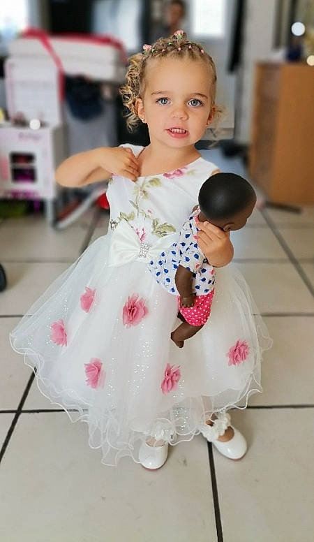 Elisa a rejoint le concours — aidez-le/la à gagner de superbes lots ! baby, baby_toddler_clothing, child, dress, face, fashion_design, floor, flooring, gown, hair, happy, head, one_piece_garment, person, pink, shoulder, skin, smile, toddler, toy