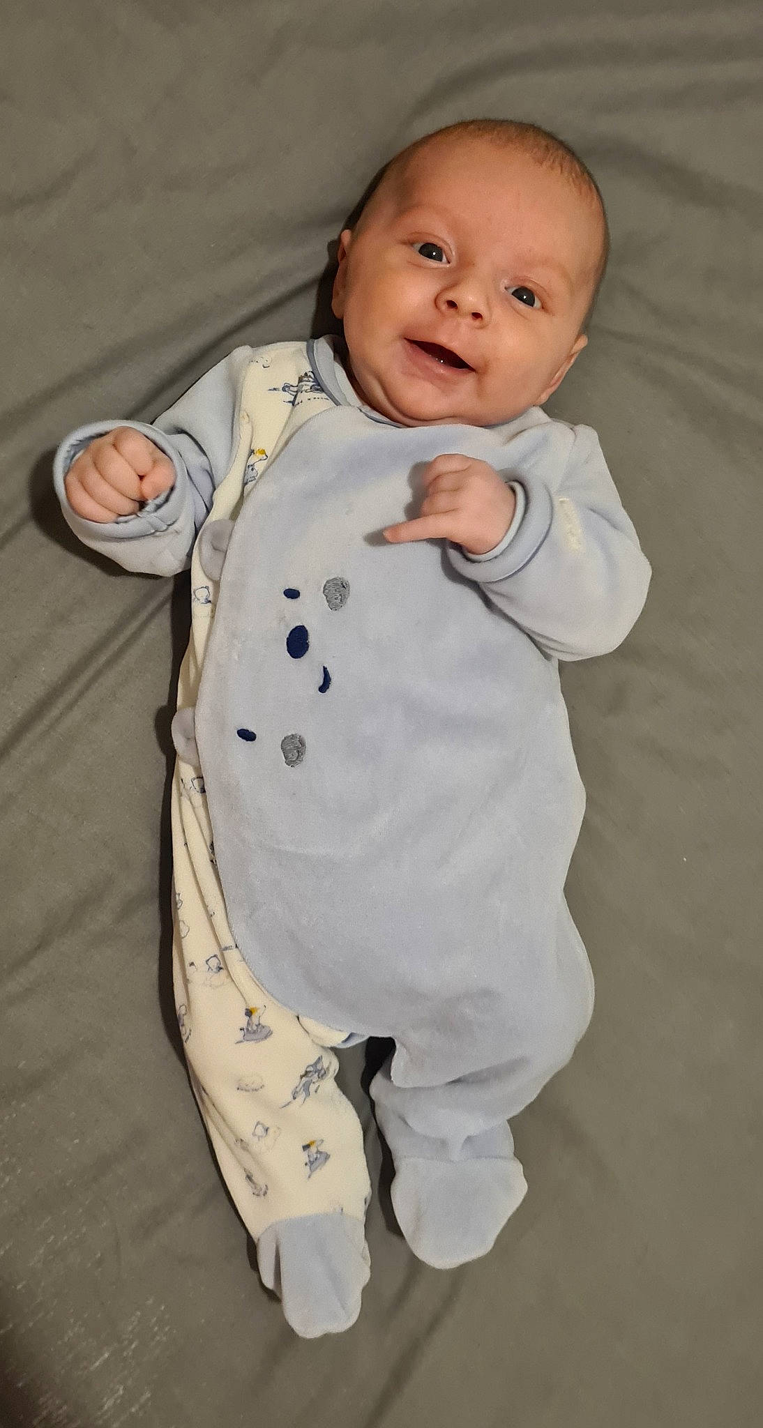 Arthur participe au concours pour gagner de l'argent avec cette photo : baby, baby_toddler_clothing, blazer, child, collar, comfort, dress_shirt, face, formal_wear, gesture, happy, linens, pattern, person, skin, sleeve, smile, toddler