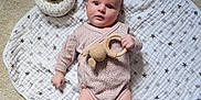 Giulia a rejoint le concours — aidez-le/la à gagner de superbes lots ! baby, blanket, carpet, child, clothing, face, floor, furniture, hand, head, knitted_toy, person, plush_toy, portrait, toy, wood_floor, infant, cute, lying_down, star_pattern