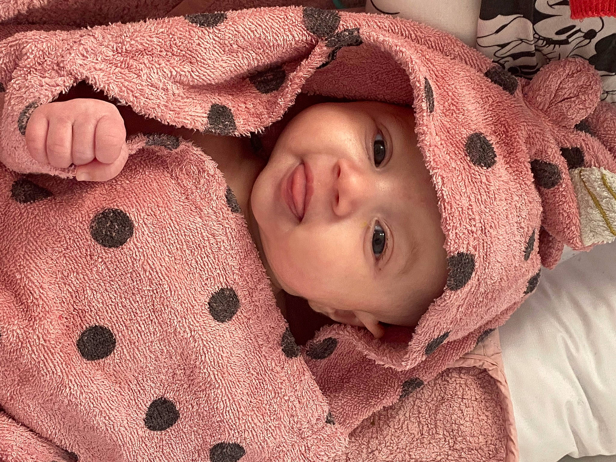 Valentina participe au concours pour gagner de l'argent avec cette photo : baby, baby_toddler_clothing, cheek, chin, comfort, eye, face, happy, head, headwear, iris, lip, mammal, nose, organ, person, pink, skin, sleeve, smile