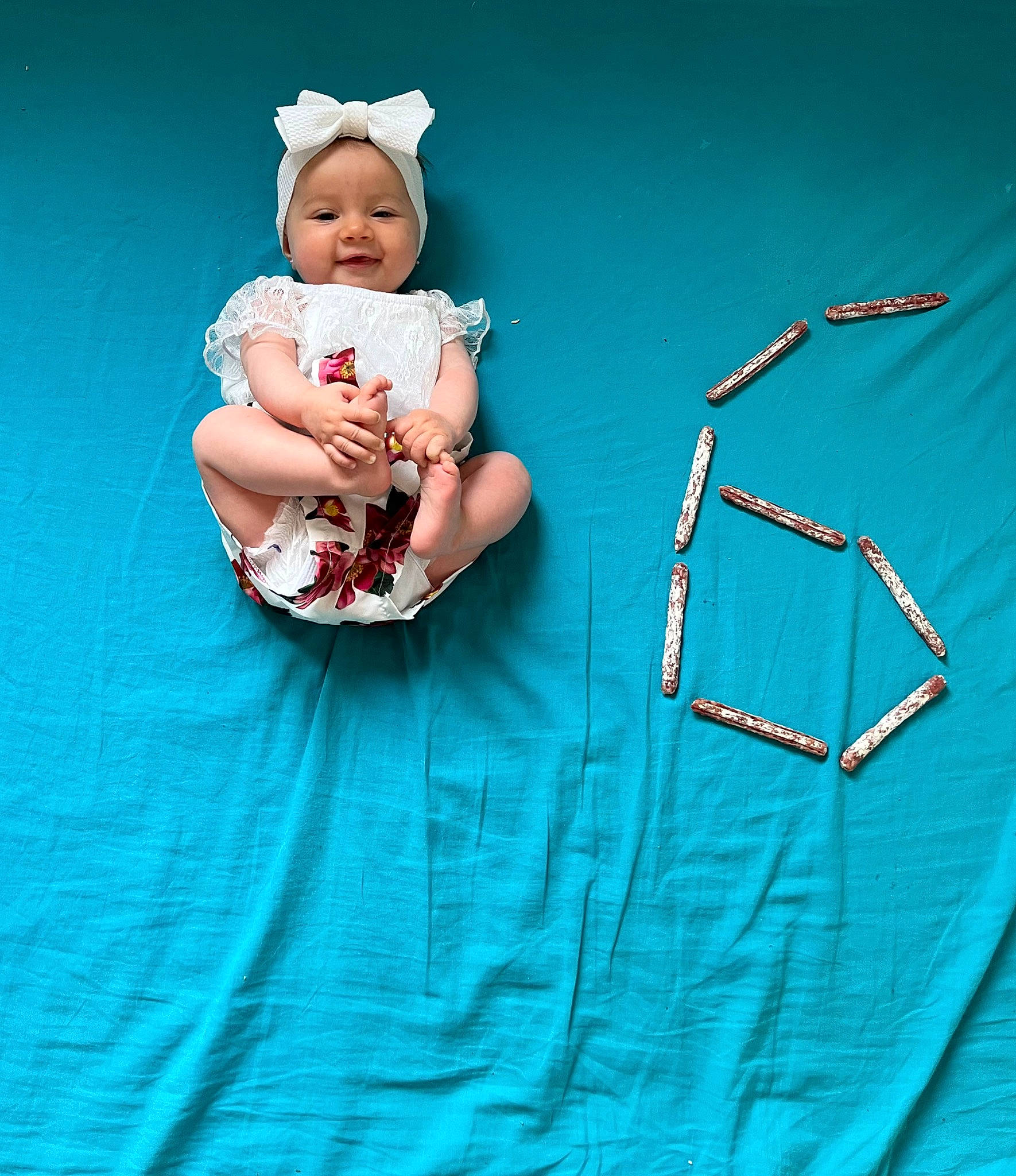 Valentina participe au concours pour gagner de l'argent avec cette photo : aqua, azure, baby, baby_toddler_clothing, child, comfort, electric_blue, face, flash_photography, foot, grass, happy, head, headwear, joy, linens, magenta, pattern, person, pink