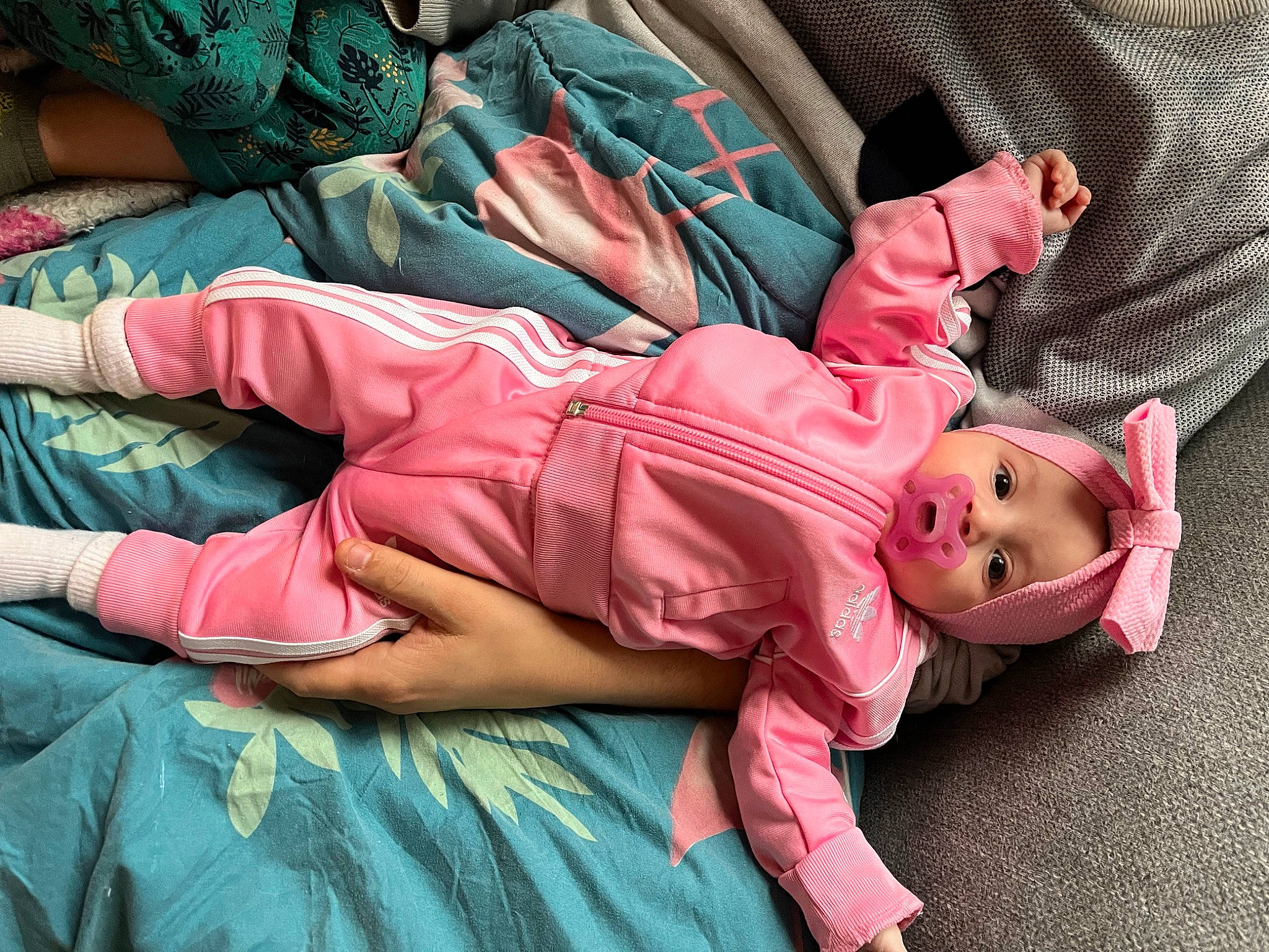 Valentina a rejoint le concours — aidez-le/la à gagner de superbes lots ! arm, baby, baby_toddler_clothing, beauty, cheek, child, comfort, finger, hand, human_body, joint, leg, magenta, mouth, person, pink, skin, sleeve, textile, thigh