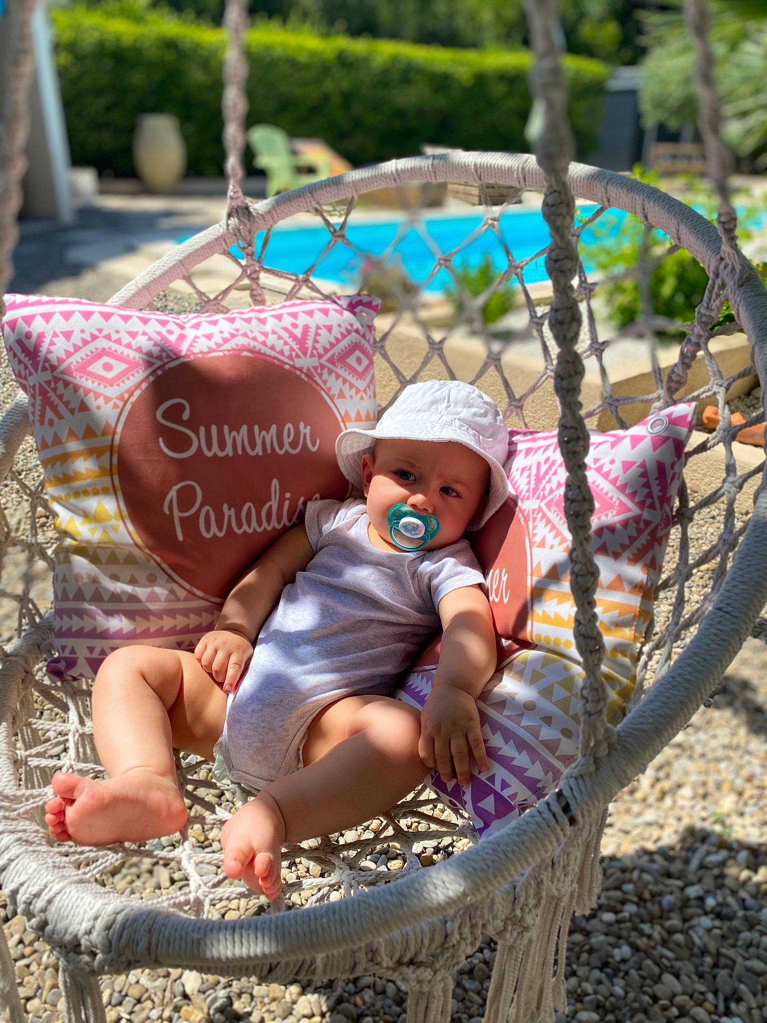 Gino a rejoint le concours — aidez-le/la à gagner de superbes lots ! baby, child, fun, grass, happy, hat, headwear, leisure, mammal, morning, people, people_in_nature, person, photograph, pink, plant, recreation, summer, sun_hat, toddler