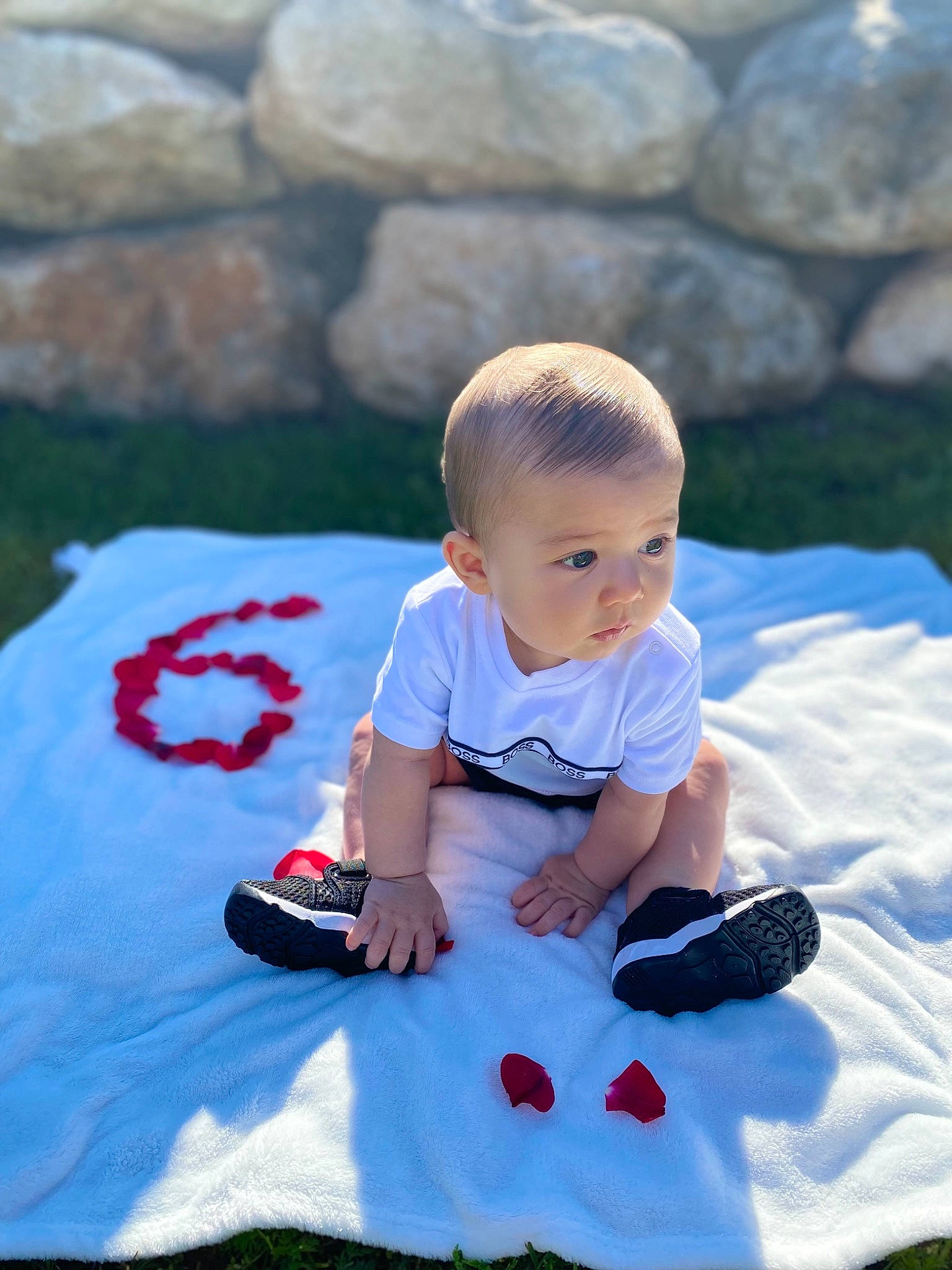 Gino participe au concours pour gagner de l'argent avec cette photo : baby, baby_toddler_clothing, carmine, child, flooring, fun, grass, happy, leisure, mammal, pattern, person, photograph, recreation, sitting, skin, t_shirt, toddler, vacation, vertebrate