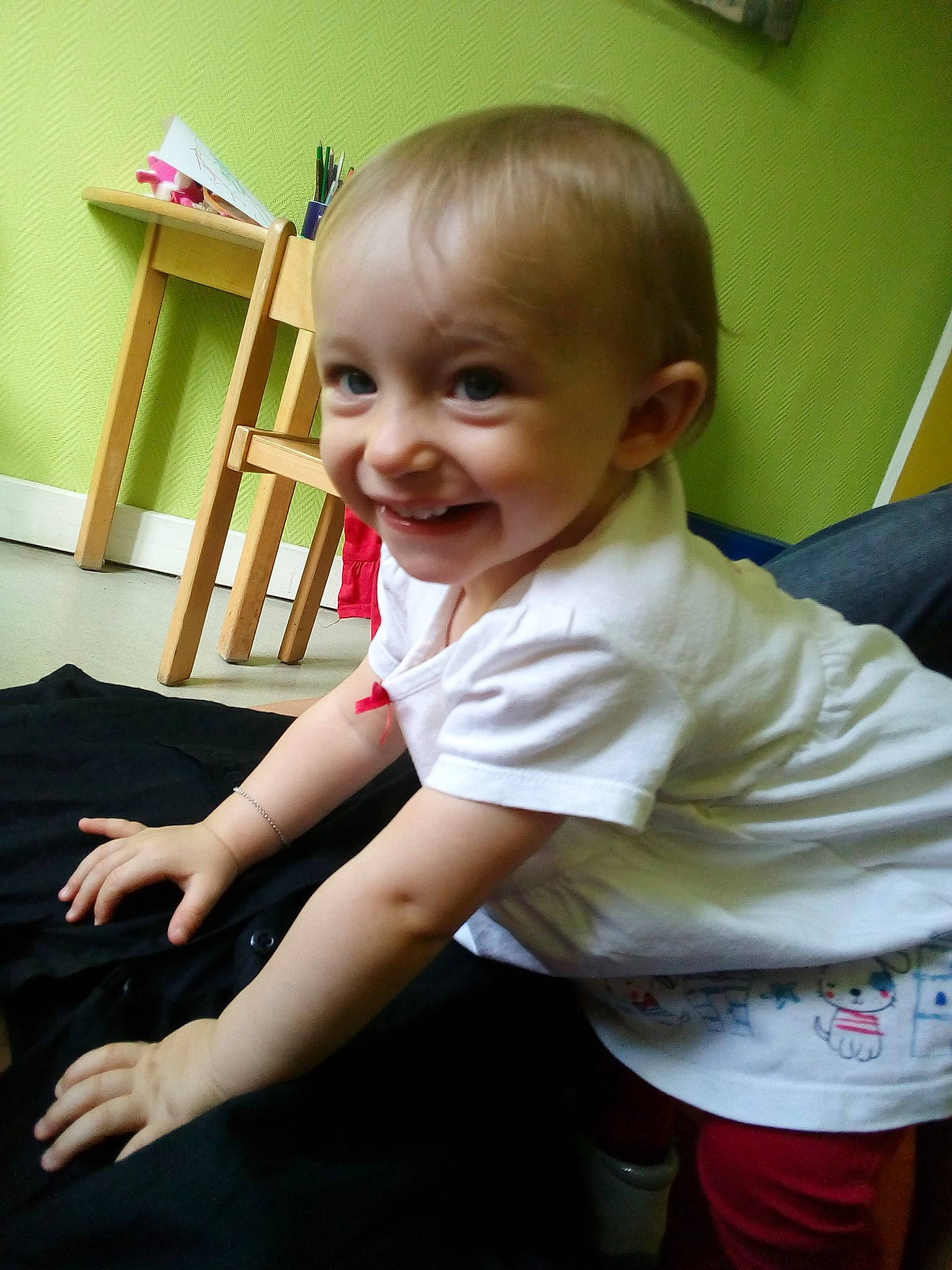 Lucia a rejoint le concours — aidez-le/la à gagner de superbes lots ! arm, boy, cheek, child, day, eye, facial_expression, girl, hair, human_body, human_hair_color, infant, joy, leg, organ, person, sitting, skin, smile, standing