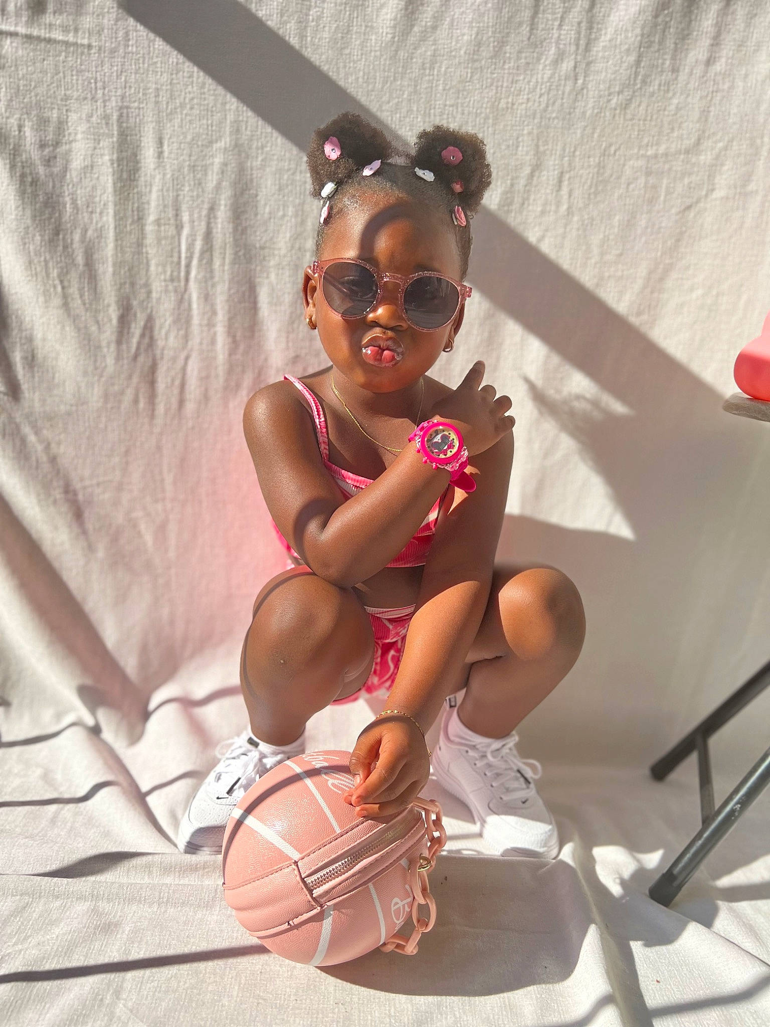 Lyliana participe au concours pour gagner de l'argent avec cette photo : arm, ball, basketball, event, eyewear, foot, football, glasses, goggles, headgear, human_leg, knee, person, personal_protective_equipment, shorts, sneakers, sports_equipment, sunglasses, thigh, toddler