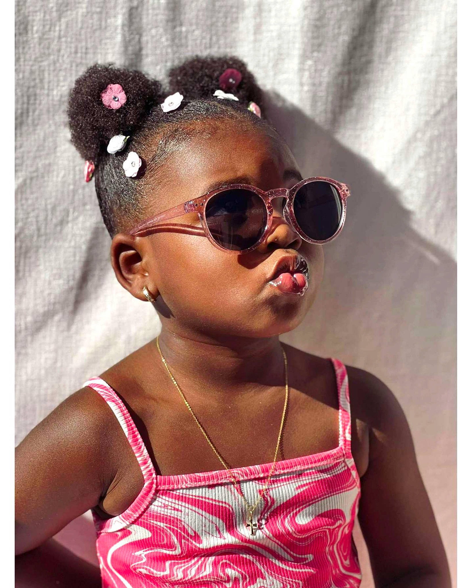 Lyliana a rejoint le concours — aidez-le/la à gagner de superbes lots ! audio_equipment, baby_toddler_clothing, beauty, black_hair, cool, ear, eyewear, fashion, glasses, goggles, happy, headband, jewellery, magenta, person, personal_protective_equipment, pink, sleeve, sunglasses, toddler