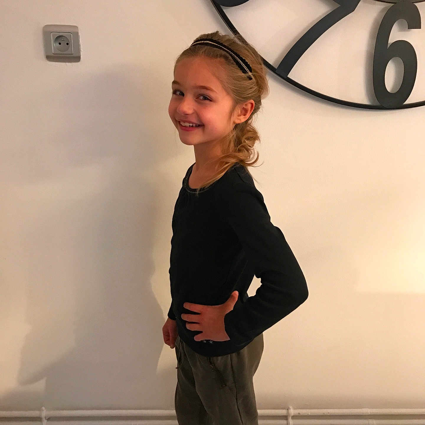 Yona a rejoint le concours — aidez-le/la à gagner de superbes lots ! arm, flooring, fun, girl, joint, physical_fitness, shoulder