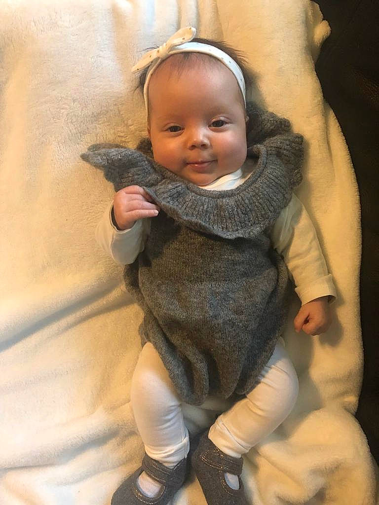 Hiba participe au concours pour gagner de l'argent avec cette photo : arm, baby, baby_toddler_clothing, cheek, child, comfort, finger, fun, gesture, hand, happy, head, iris, leg, mouth, outerwear, person, skin, smile, thumb