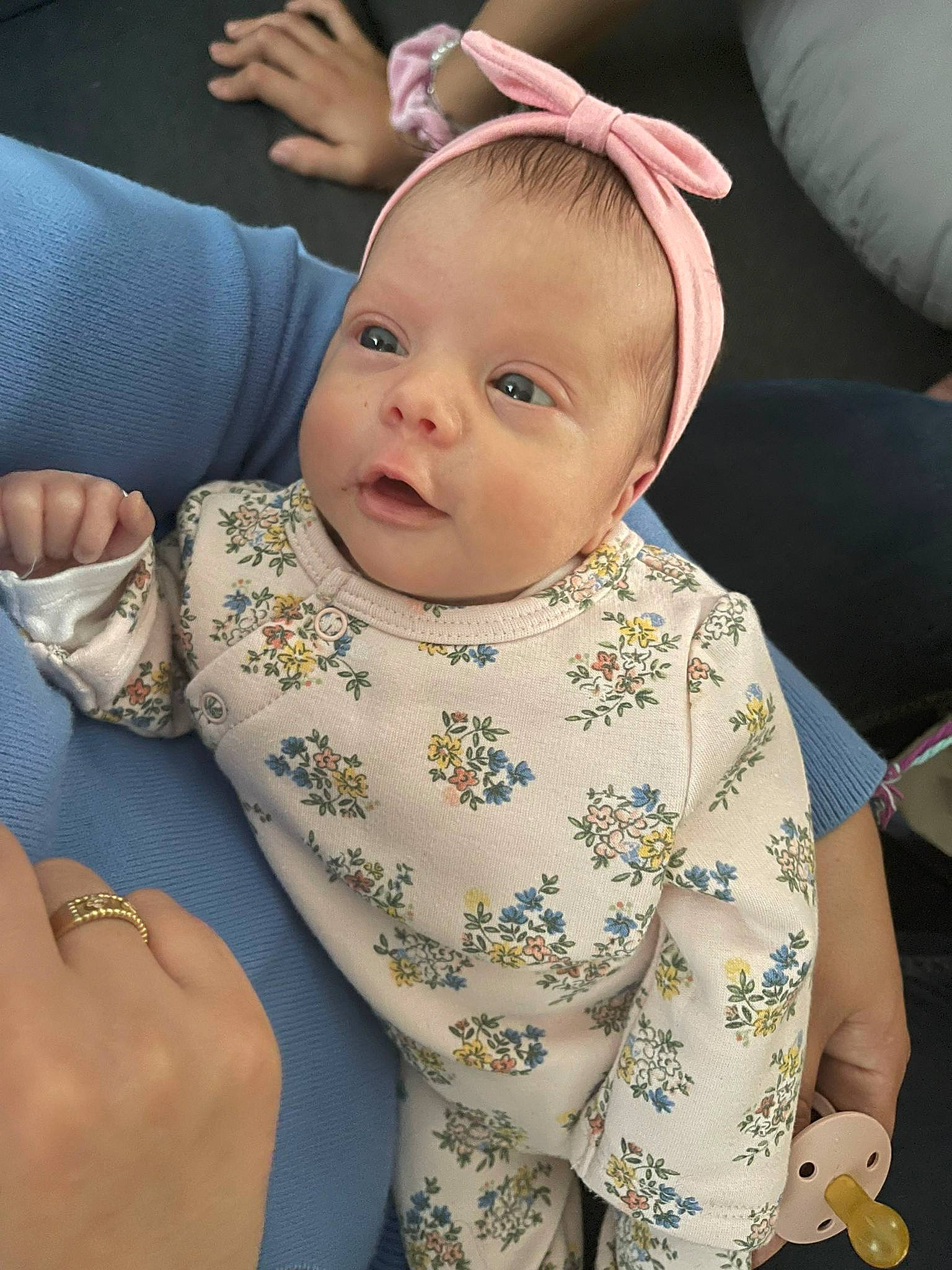 Hiba a rejoint le concours — aidez-le/la à gagner de superbes lots ! baby, baby_products, baby_toddler_clothing, blond, cheek, child, comfort, eyelash, happy, iris, jewellery, lip, neck, pattern, person, product, sitting, skin, sleeve, textile