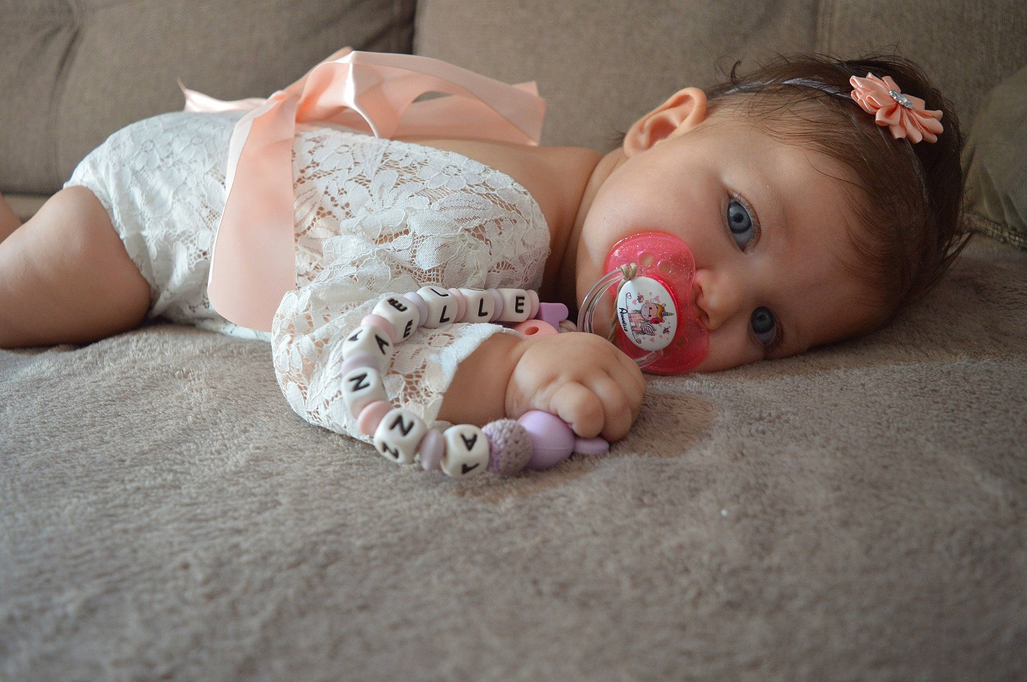 Annaëlle participe au concours pour gagner de l'argent avec cette photo : baby, child, hair_accessory, leg, lip, person, photography, pink, skin, toddler