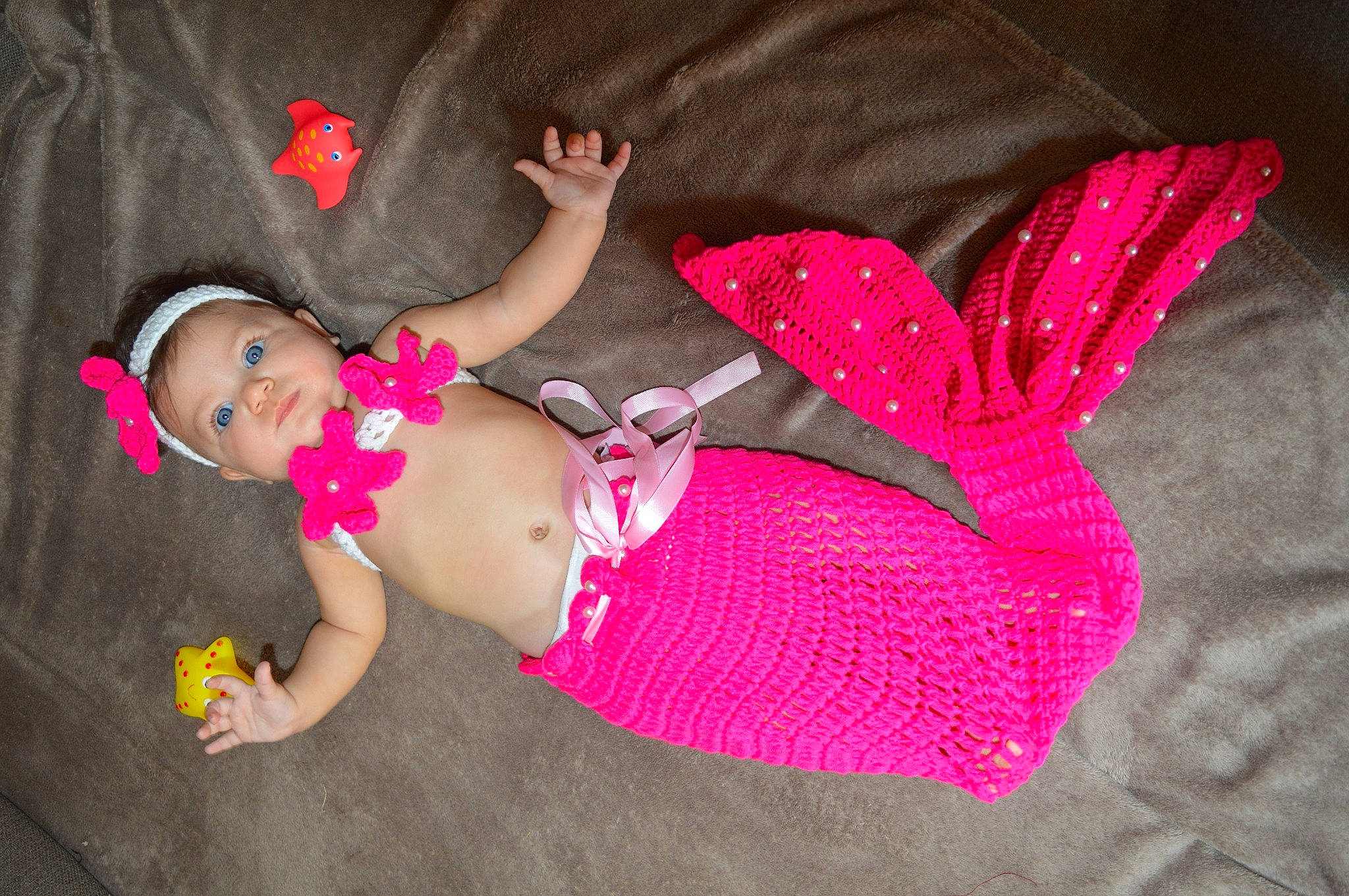 Annaëlle participe au concours pour gagner de l'argent avec cette photo : child, finger, fun, headwear, leg, person, pink