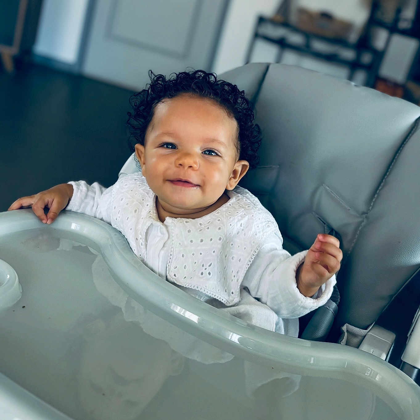 Leyana participe au concours pour gagner de l'argent avec cette photo : baby, babylaughing, bathing, bathtub, blackhair, bodypart, chair, face, finger, furniture, hair, hand, happy, head, person, photography, portrait, sitting, smile, tub
