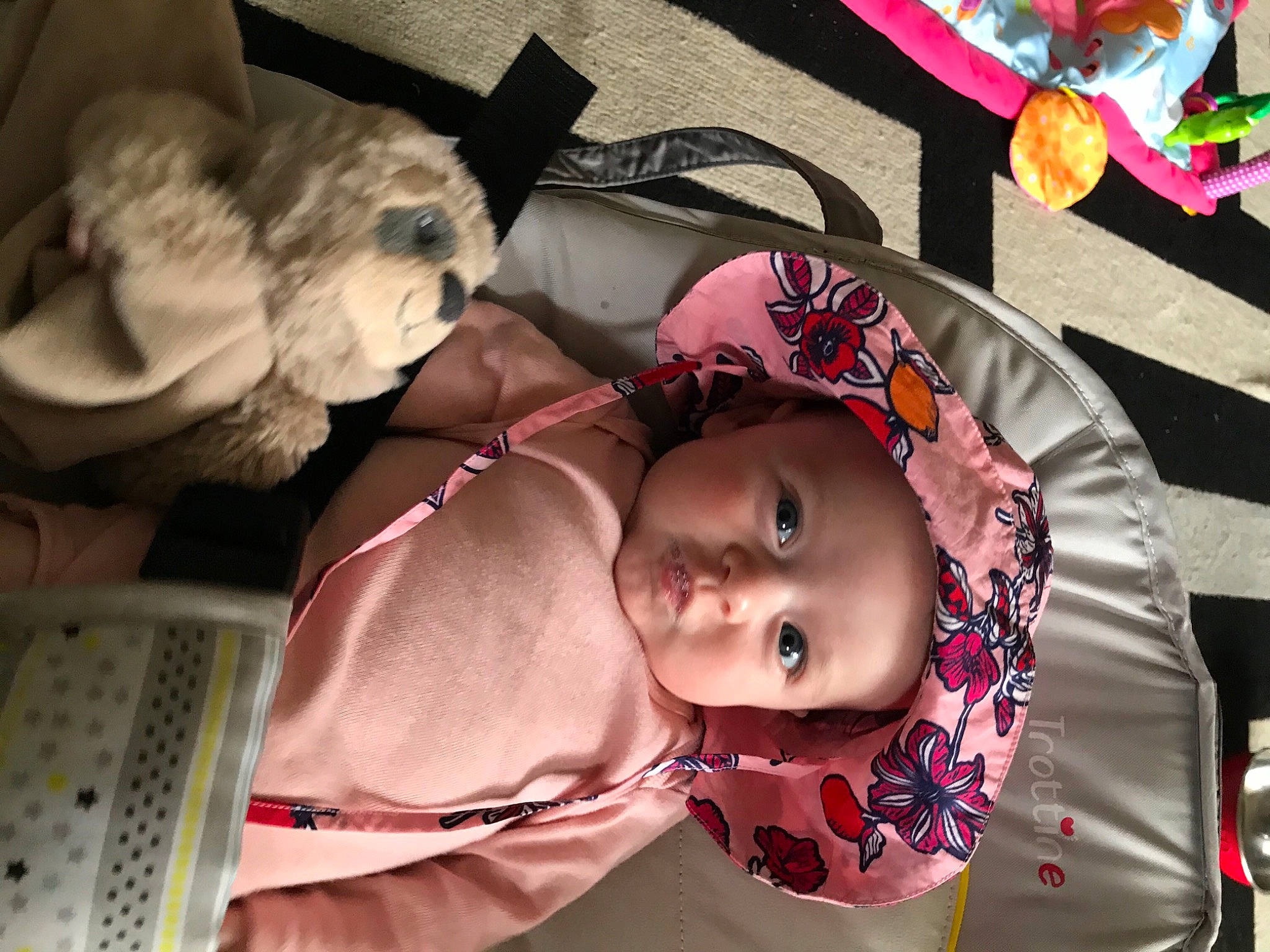 Lynia a rejoint le concours — aidez-le/la à gagner de superbes lots ! baby, baby_products, baby_toddler_clothing, cheek, child, costume, eyewear, fashion_accessory, fun, headwear, magenta, pattern, person, pink, room, textile, toddler, toy, visual_arts