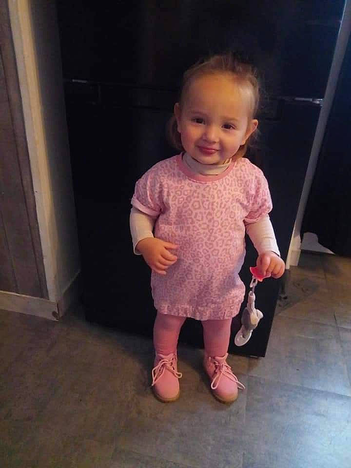 Nawel a rejoint le concours — aidez-le/la à gagner de superbes lots ! baby_toddler_clothing, cheek, chin, clothing, dress, eye, face, gesture, hair, hand, head, human_body, iris, joy, leg, lip, nose, person, shoulder, skin