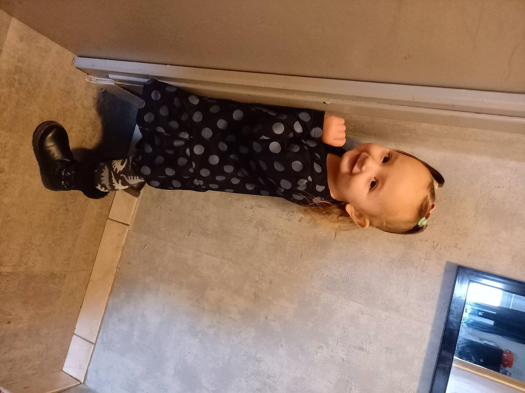 Nawel a rejoint le concours — aidez-le/la à gagner de superbes lots ! child, comfort, communication_device, floor, flooring, fun, hardwood, human_leg, joy, mobile_phone, pattern, person, portable_communications_device, room, toddler, wood, wood_flooring