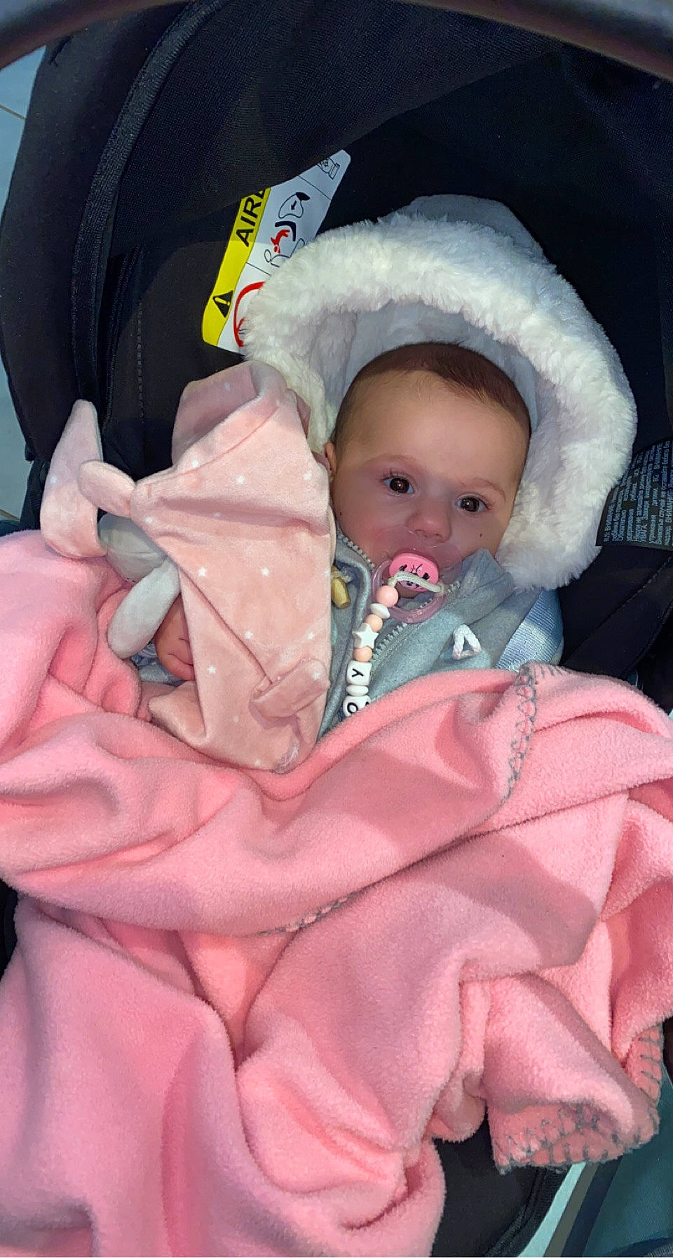 Djoy participe au concours pour gagner de l'argent avec cette photo : baby, baby_carriage, baby_toddler_clothing, cheek, chin, comfort, eye, eyebrow, head, headgear, human_body, iris, lip, mouth, outerwear, person, pink, product, skin, sleeve