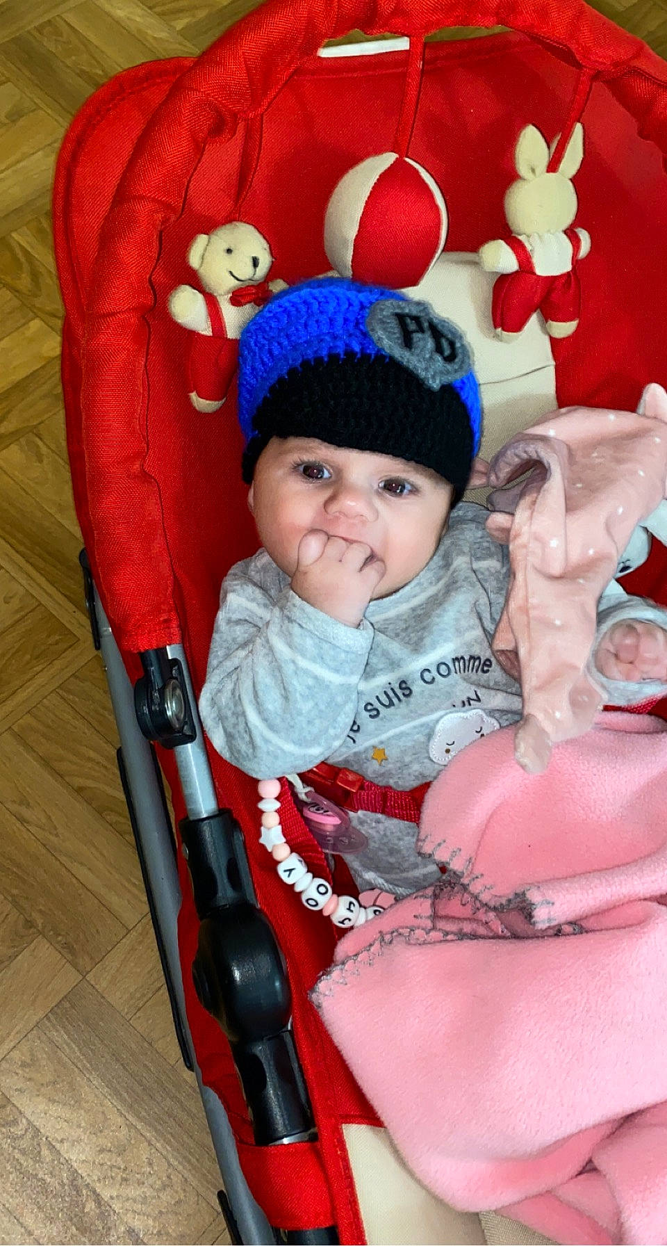 Djoy a rejoint le concours — aidez-le/la à gagner de superbes lots ! baby, baby_carriage, baby_products, baby_safety, baby_sleeping, baby_toddler_clothing, beanie, bonnet, carmine, cheek, comfort, costume_accessory, headwear, knit_cap, nose, person, product, red, toddler, winter