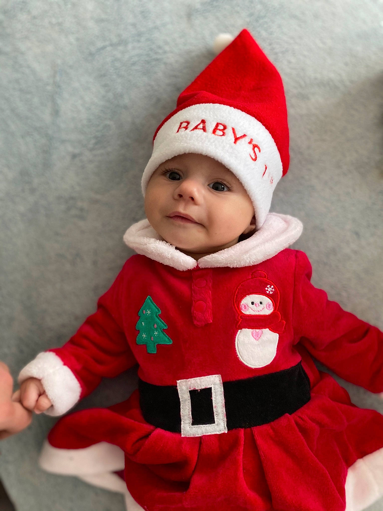 Djoy a rejoint le concours — aidez-le/la à gagner de superbes lots ! baby, baby_toddler_clothing, bonnet, carmine, child, christmas, costume, costume_accessory, costume_hat, fictional_character, fur, headgear, headwear, hood, human_body, person, red, sleeve, textile, toddler