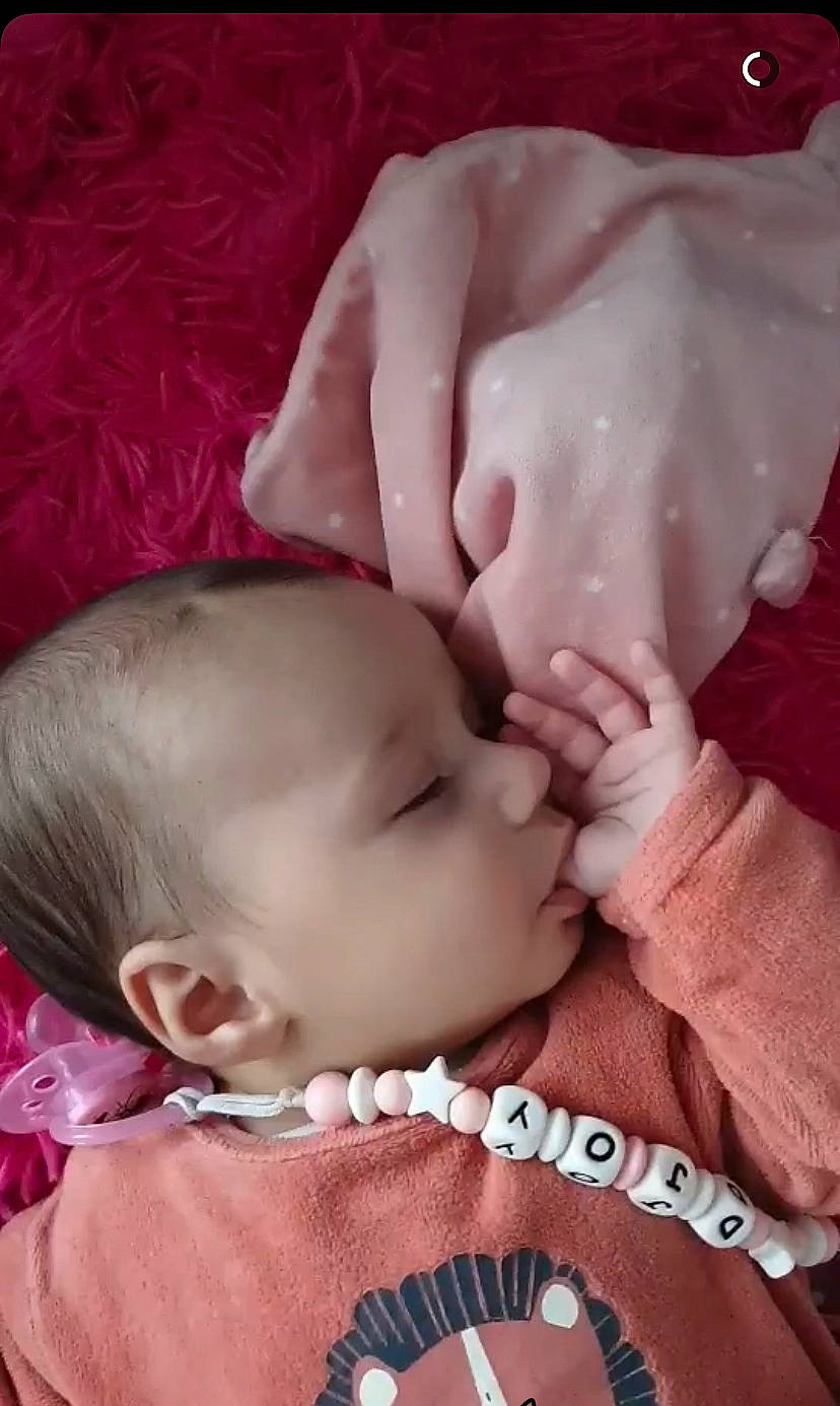 Djoy a rejoint le concours — aidez-le/la à gagner de superbes lots ! baby, baby_products, baby_sleeping, baby_toddler_clothing, bedtime, cheek, child, comfort, linens, lip, love, nail, nap, person, pink, skin, sleep, stomach, toddler