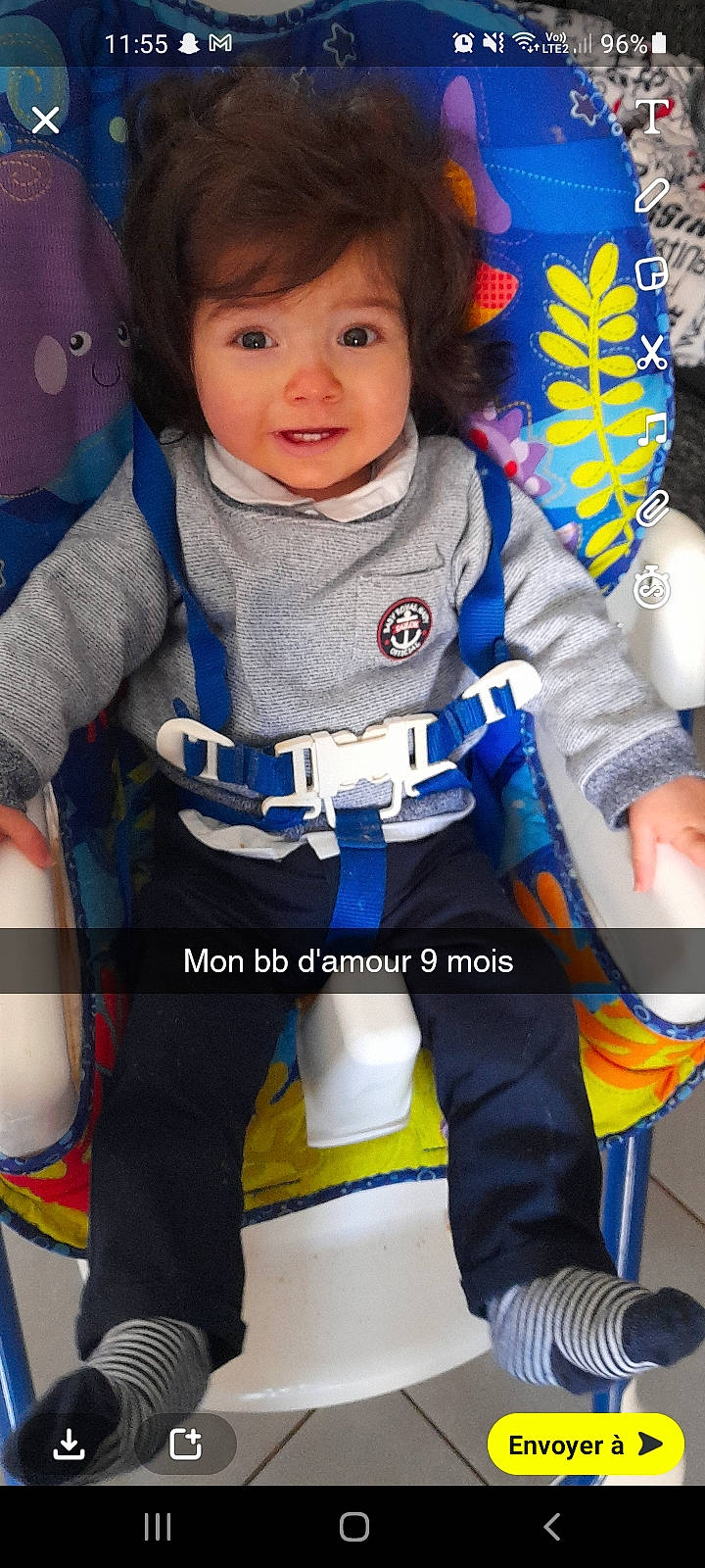 Dayan participe au concours pour gagner de l'argent avec cette photo : baby, baby_toddler_clothing, blue, child, cool, electric_blue, facial_expression, fictional_character, fun, gesture, hairstyle, happy, pattern, person, personal_protective_equipment, photograph, sleeve, smile, toddler, white