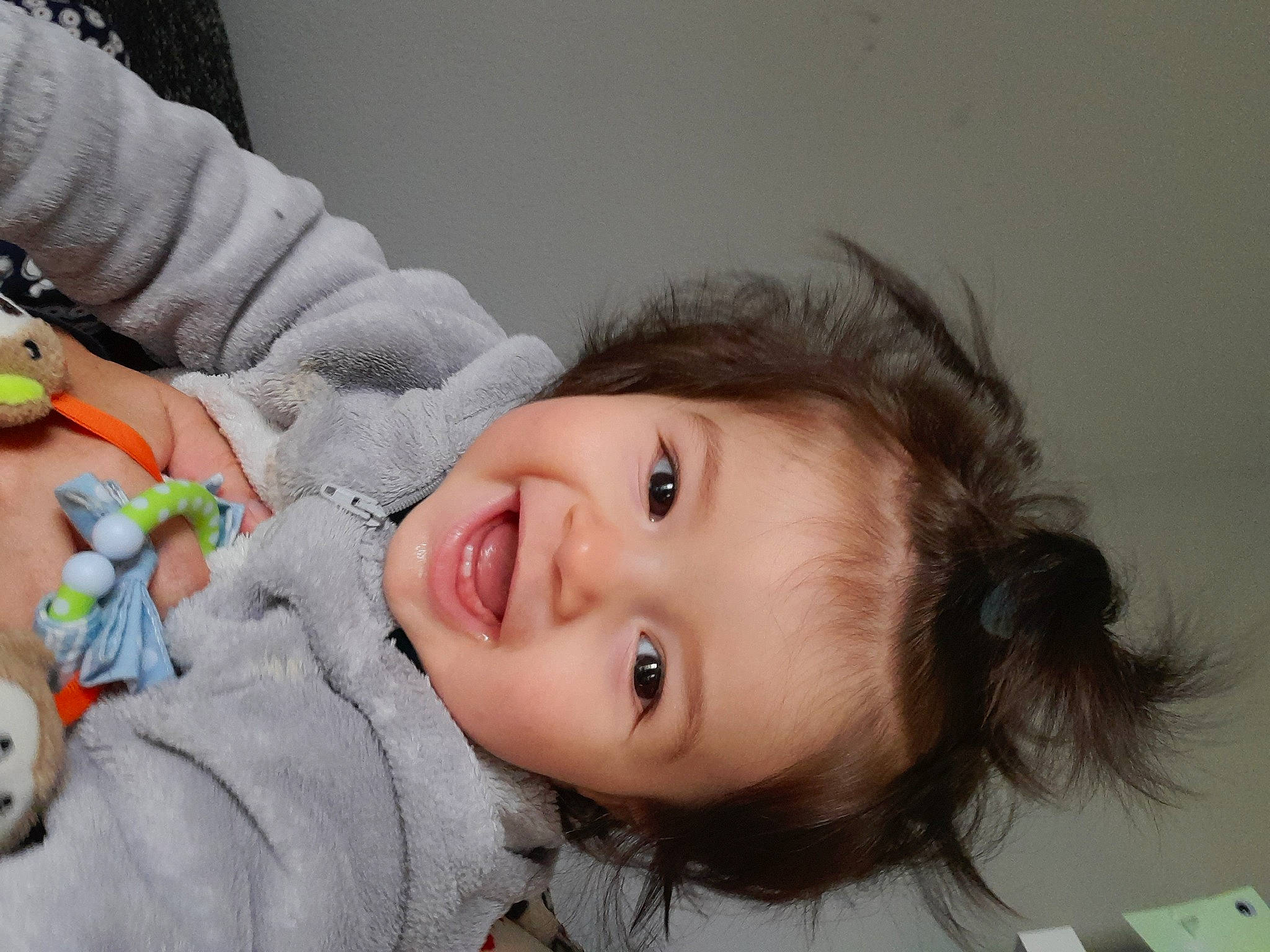 Dayan participe au concours pour gagner de l'argent avec cette photo : baby, baby_playing_with_toys, cheek, child, ear, eyelash, fun, happy, iris, laugh, lip, mouth, nose, person, room, sitting, skin, smile, toddler, toy