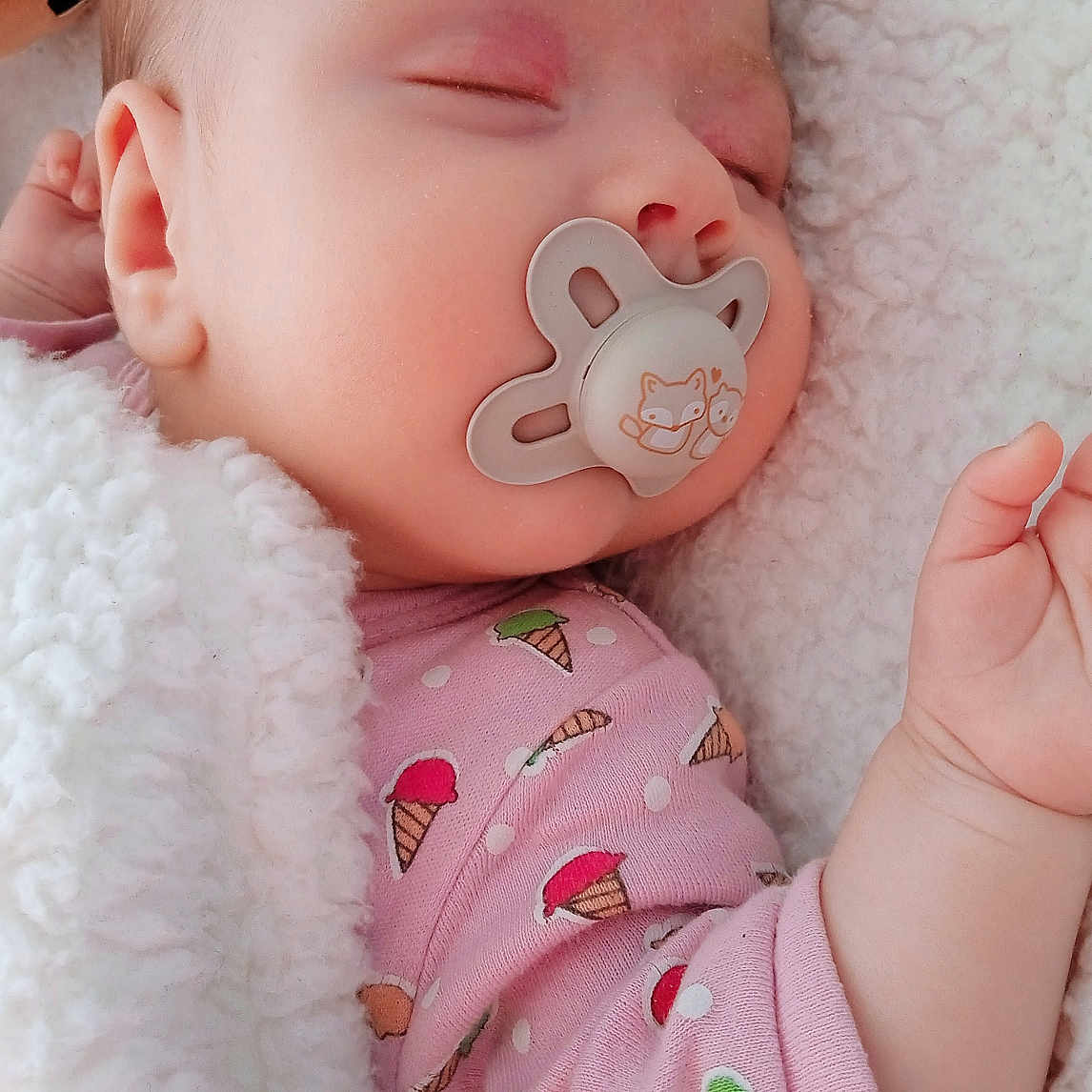 Mahina a rejoint le concours — aidez-le/la à gagner de superbes lots ! accessories, baby, bed, blanket, bodypart, crib, cushion, face, finger, furniture, hand, head, homedecor, infantbed, newborn, person, photography, portrait, quilt, sleeping