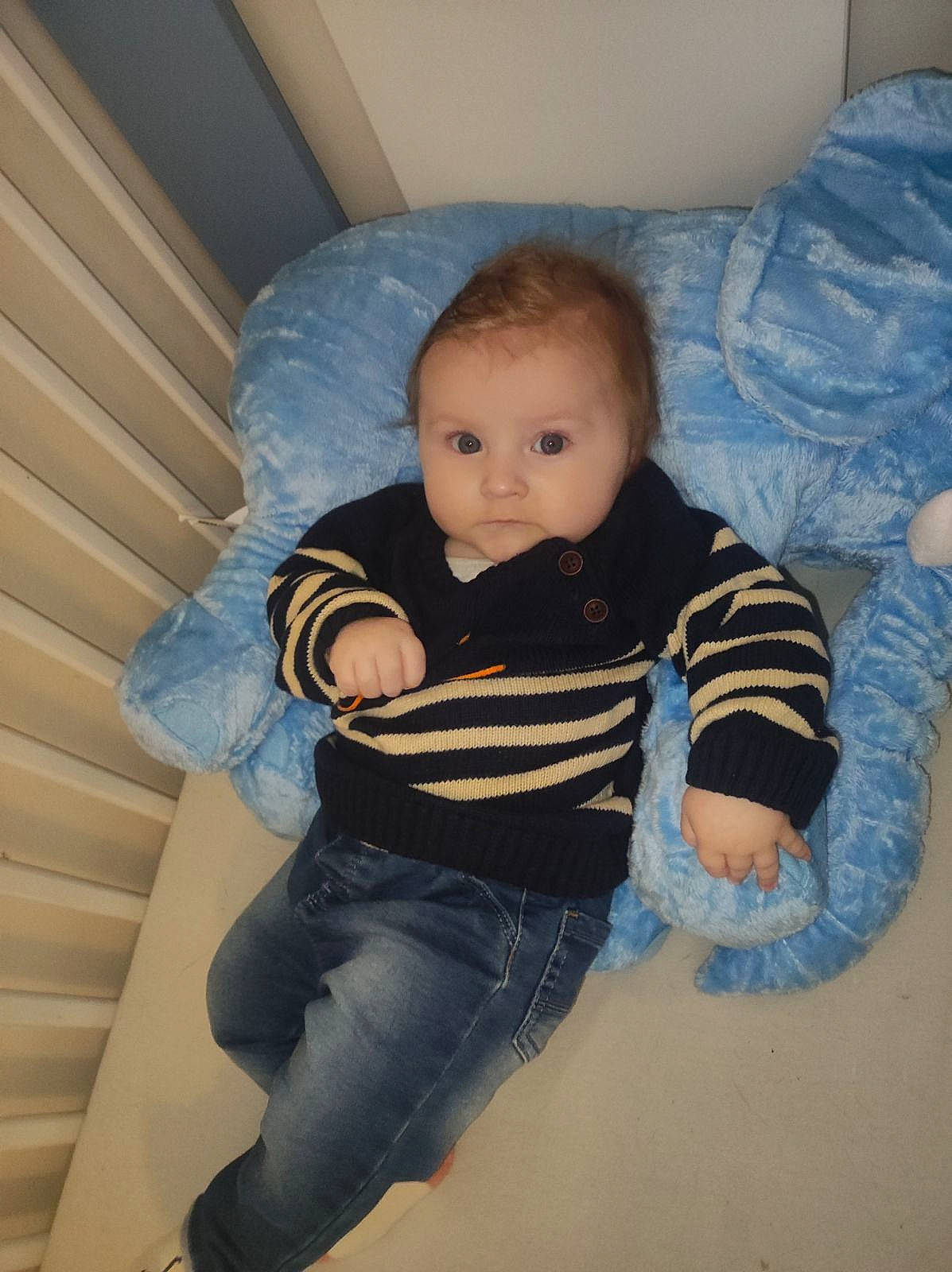 Elio a rejoint le concours — aidez-le/la à gagner de superbes lots ! baby, baby_toddler_clothing, chair, child, comfort, electric_blue, eye, finger, flash_photography, flooring, fun, head, knee, lap, leg, mouth, person, sitting, thigh, toddler