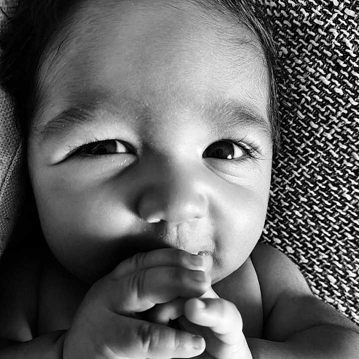 Loïs participe au concours pour gagner de l'argent avec cette photo : baby, background, black_and_white, child, close_up, cute, expression, eyes, face, hands, infant, intimate, monochrome, newborn, person, portrait, resting, skin, soft, texture