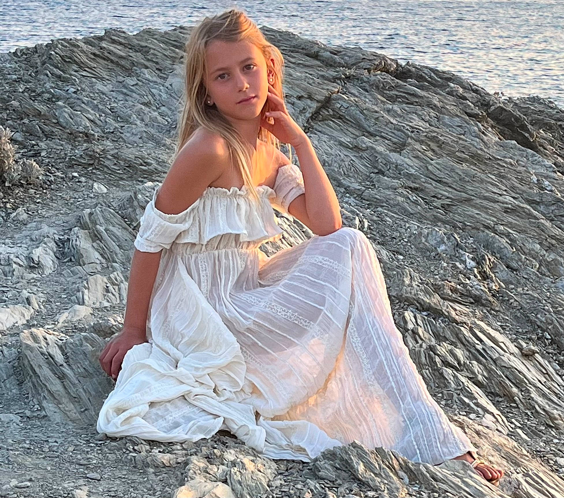 June a rejoint le concours — aidez-le/la à gagner de superbes lots ! beach, black_hair, dress, flash_photography, gown, grass, hair, hand, happy, head, leg, long_hair, natural_environment, people_in_nature, person, sunlight, thigh, waist, water, wind_wave