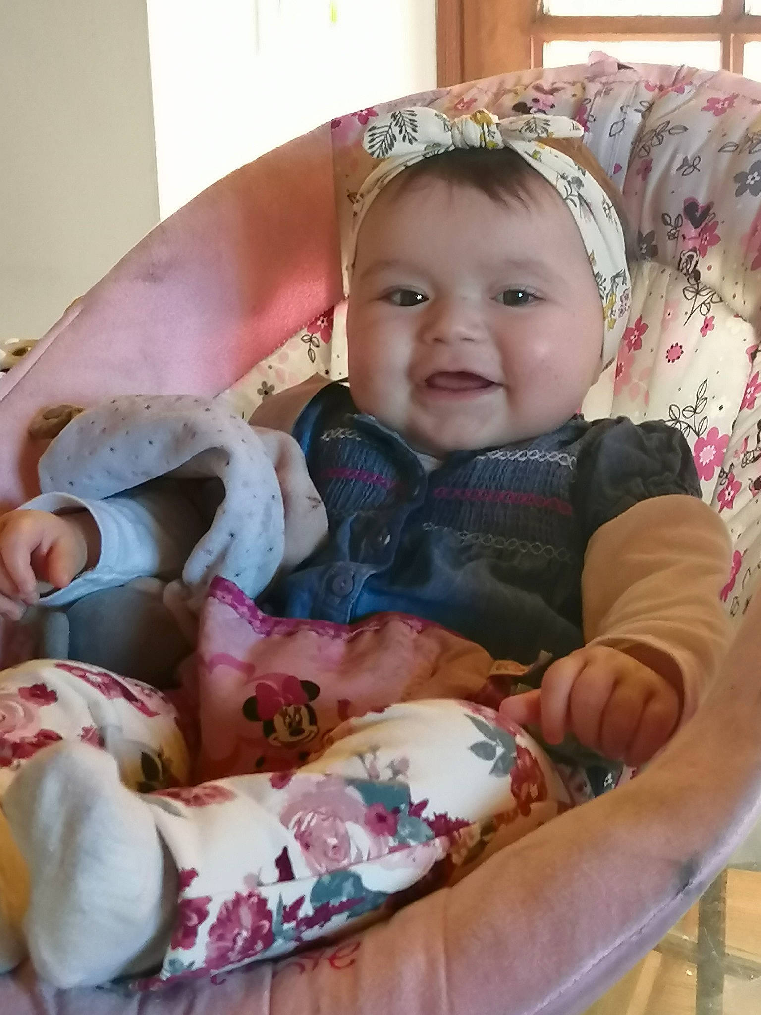 Naomie a rejoint le concours — aidez-le/la à gagner de superbes lots ! baby, baby_products, baby_toddler_clothing, chair, cheek, child, comfort, fun, happy, headgear, joy, lap, linens, mammal, mouth, person, pink, sitting, skin, smile