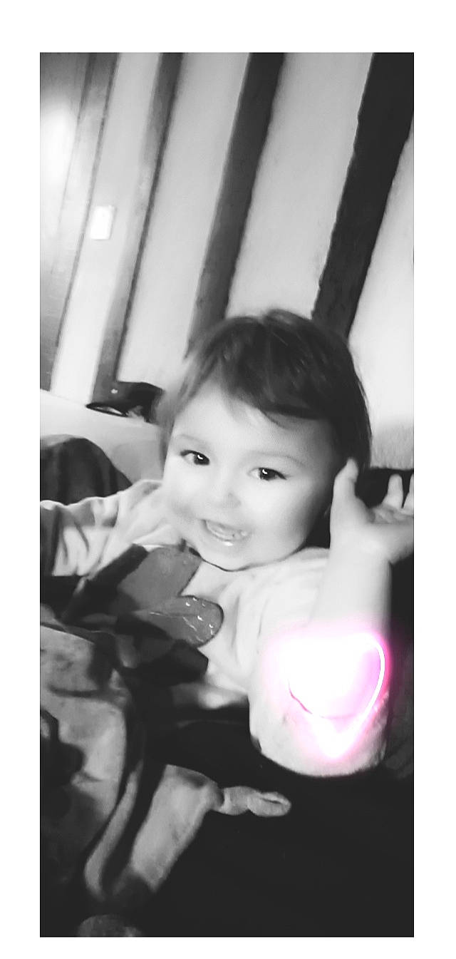 Naomie a rejoint le concours — aidez-le/la à gagner de superbes lots ! baby, beauty, black_and_white, black_hair, child, eyelash, face, flash_photography, fun, gesture, happy, joy, lip, monochrome, monochrome_photography, person, sitting, smile, stock_photography, style